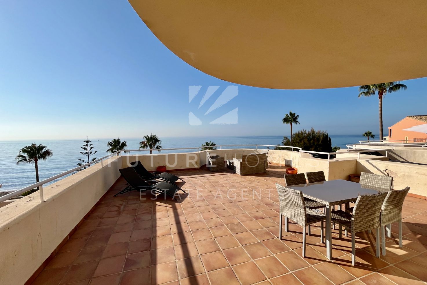 Amplio apartamento en primera línea de playa con una increíble terraza de 76m2 y vistas al mar.