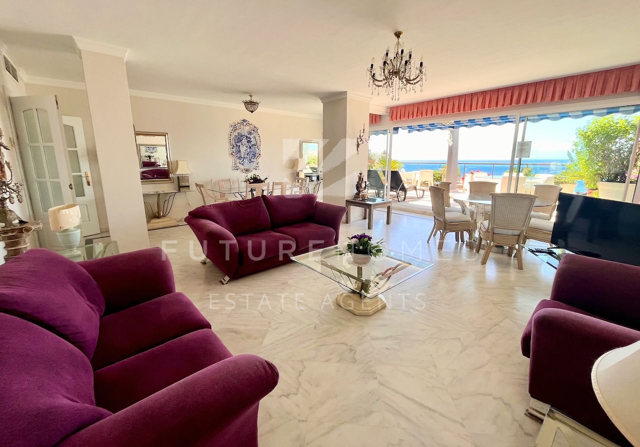 Apartamento amplio en primera linea de playa con vistas abiertas al mar a la Playa del Cristo en Estepona