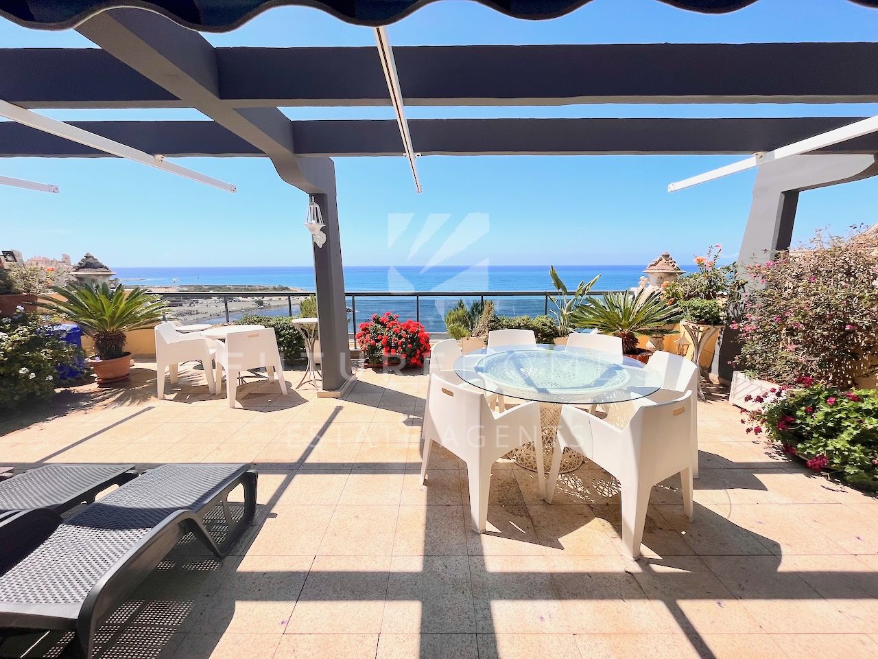 Apartamento amplio en primera linea de playa con vistas abiertas al mar a la Playa del Cristo en Estepona