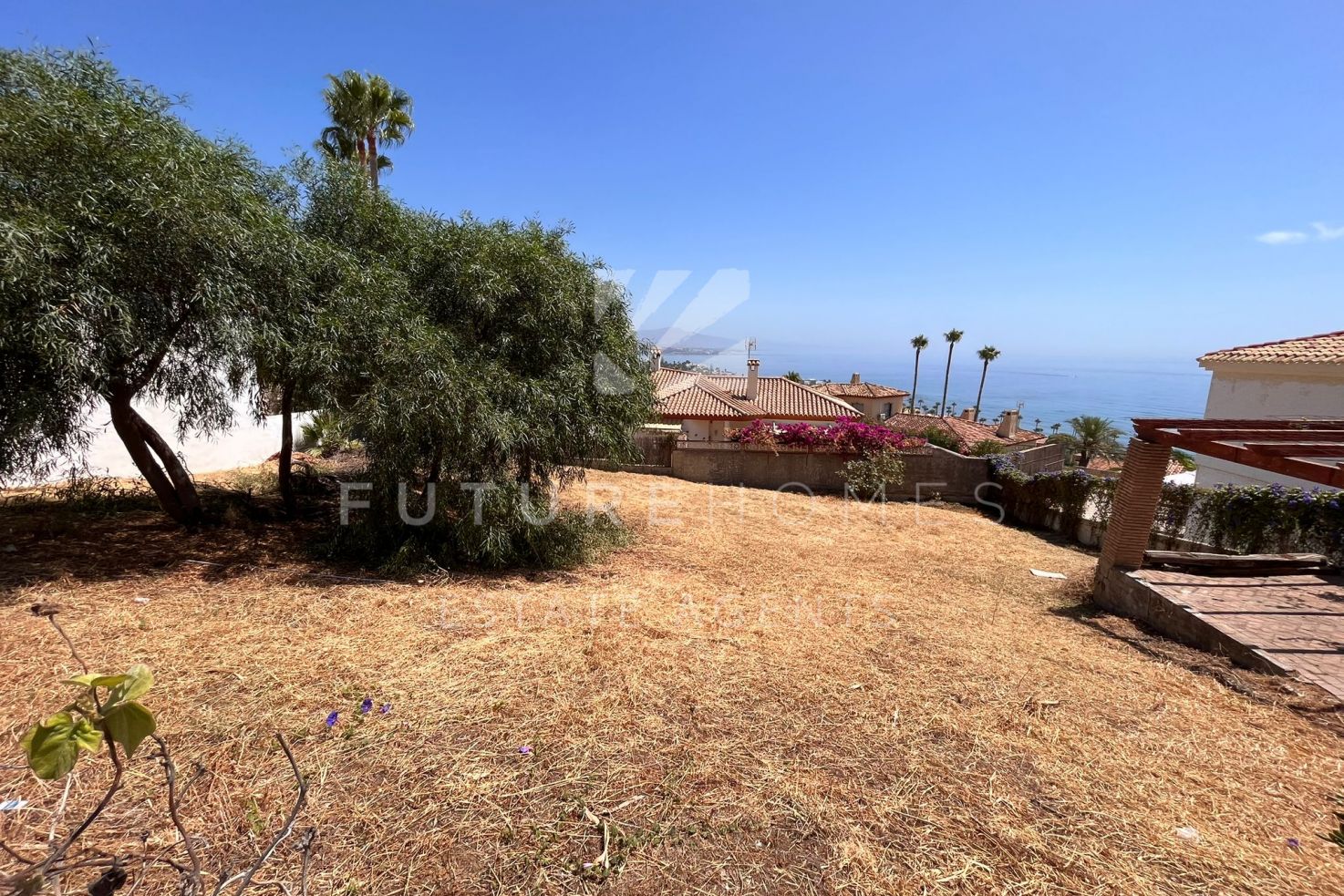 URBAN PLOT IN ELEVATED POSITION OFFERING GREAT SEA VIEWS.