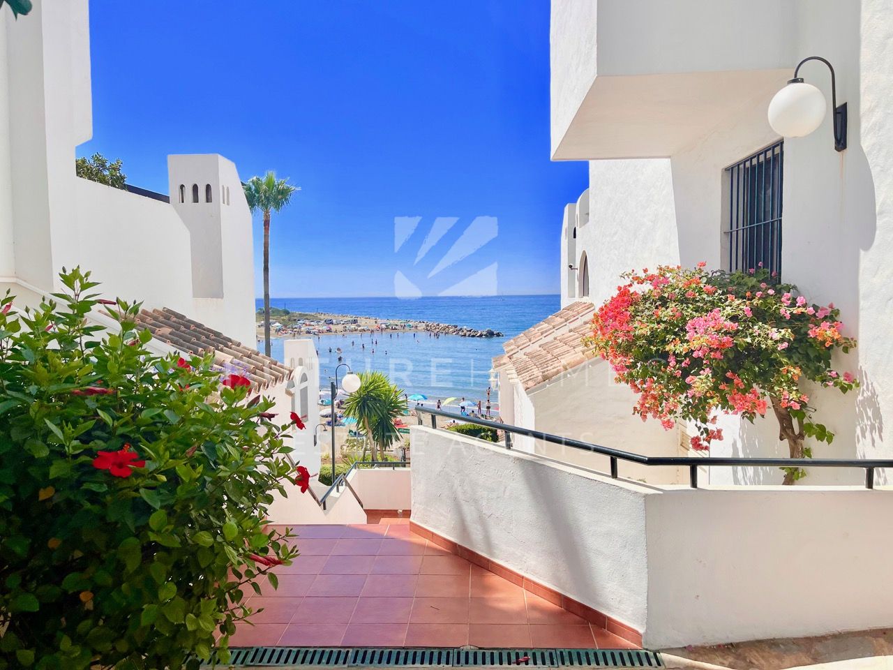 EXCLUSIVE! Fantastic frontline beach apartment overlooking the Playa del Cristo in Estepona
