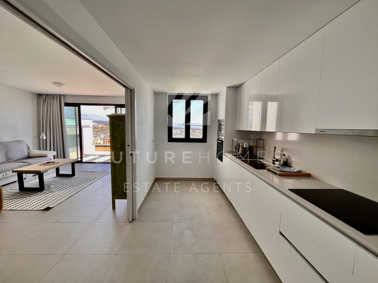 Fantastic spacious and bright penthouse for sale in Las Mesas, Estepona