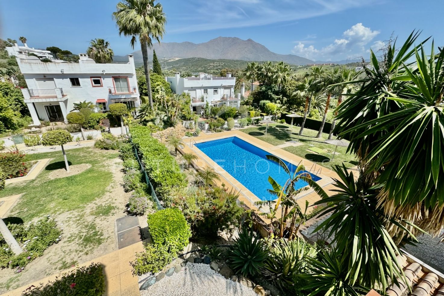 Amplia casa adosada en primera línea de golf con vistas abiertas hacia la costa.