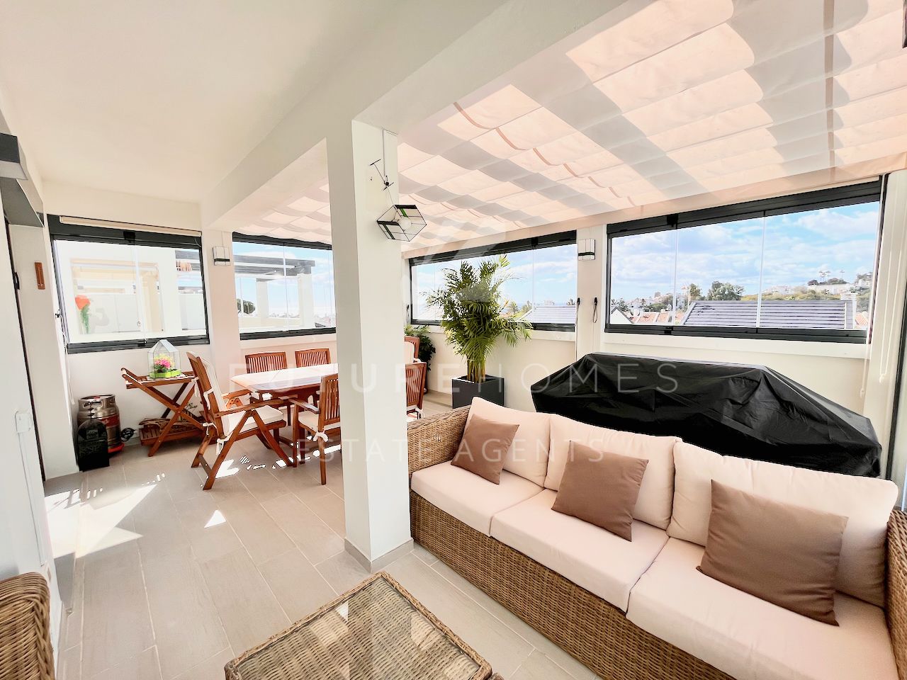 Spacious modern apartment in beachside location only 5 minutes from Estepona port.