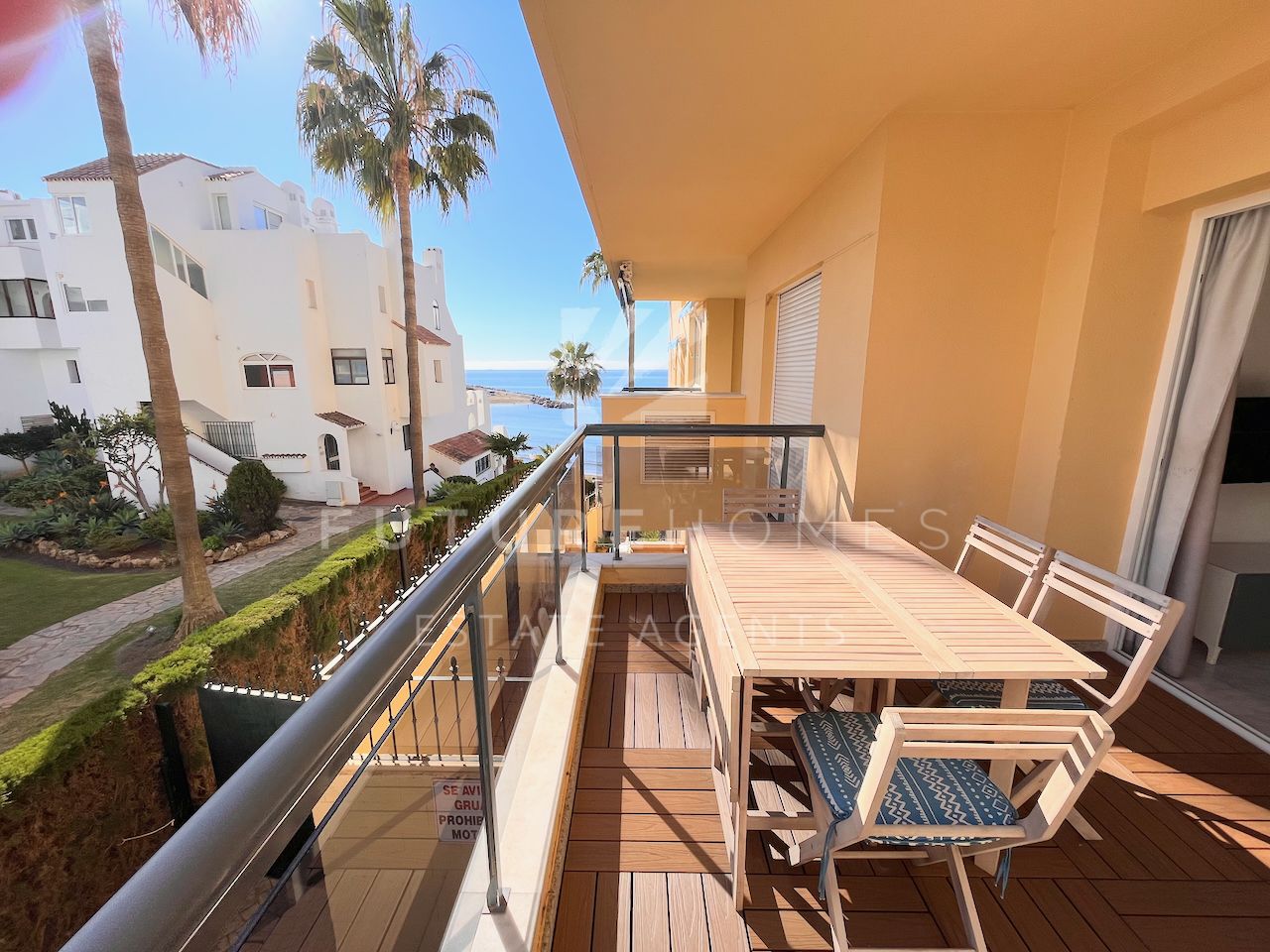 Fantastico apartamento en venta en El Coral, en primera linea de playa con acceso a la Playa del Cristo.