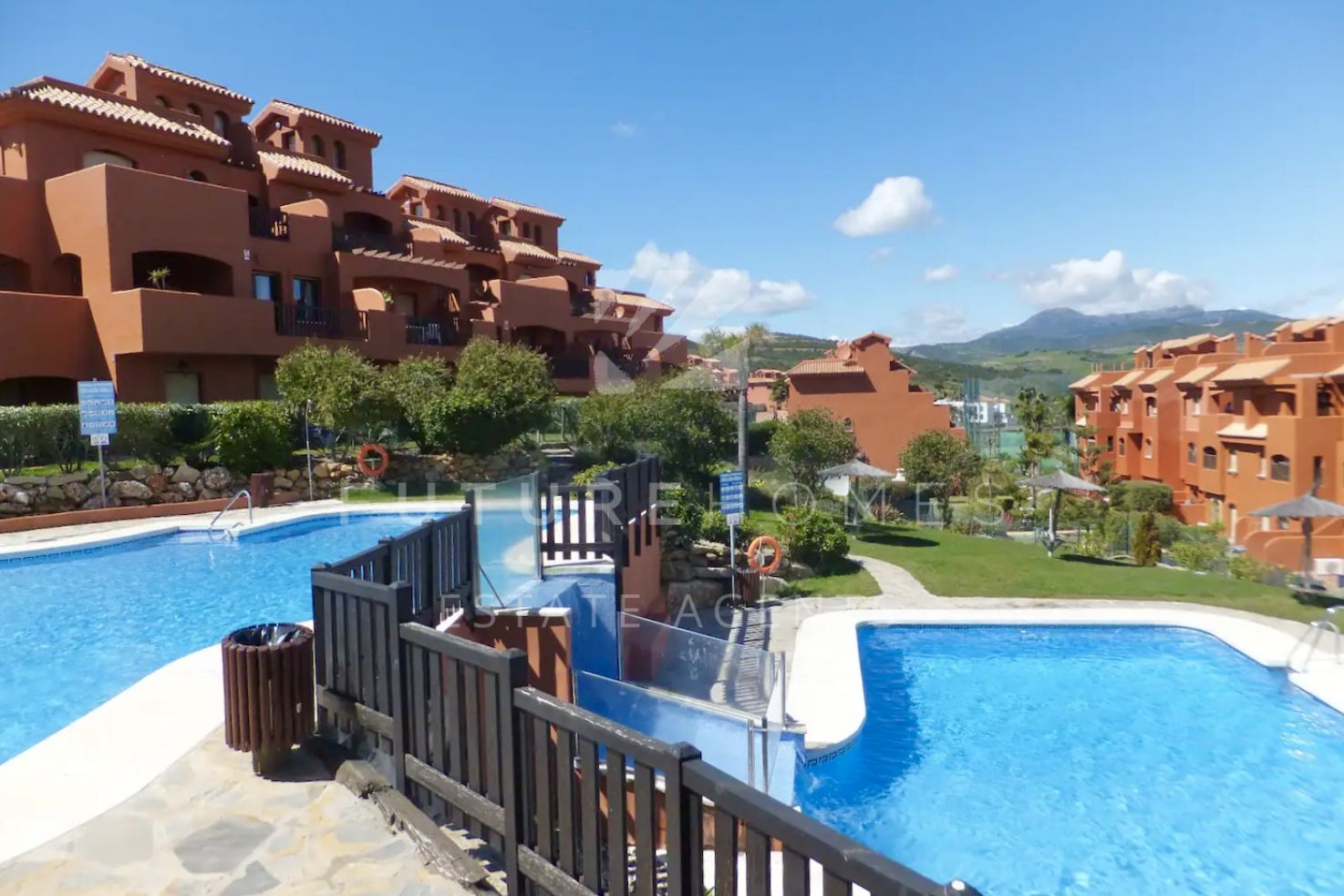 Sunny and bright ground floor apartment with garage and storeroom for sale in Costa Galera Estepona
