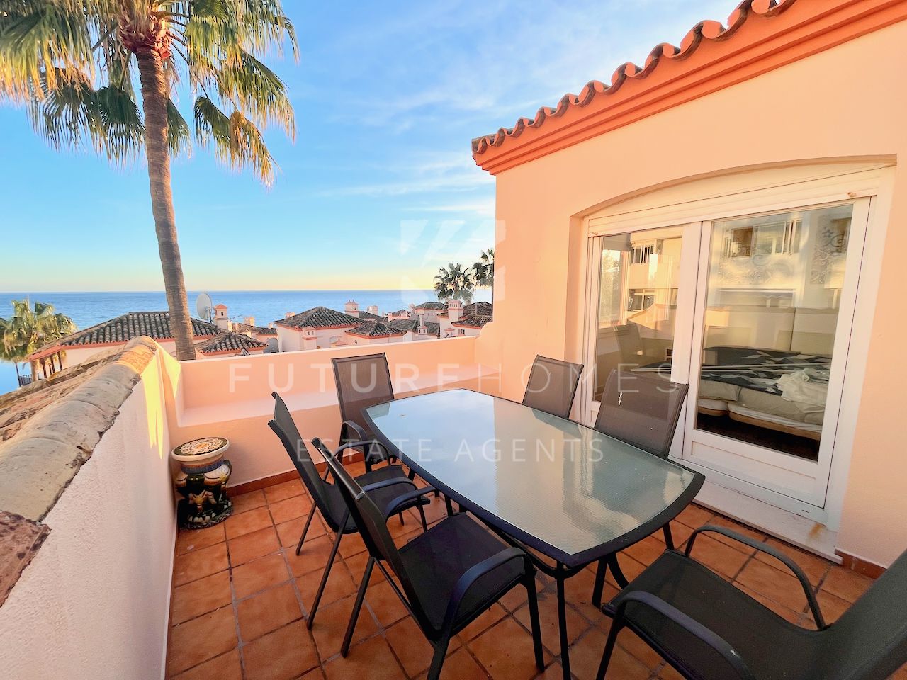 Penthouse for sale in Estepona marina with sea views