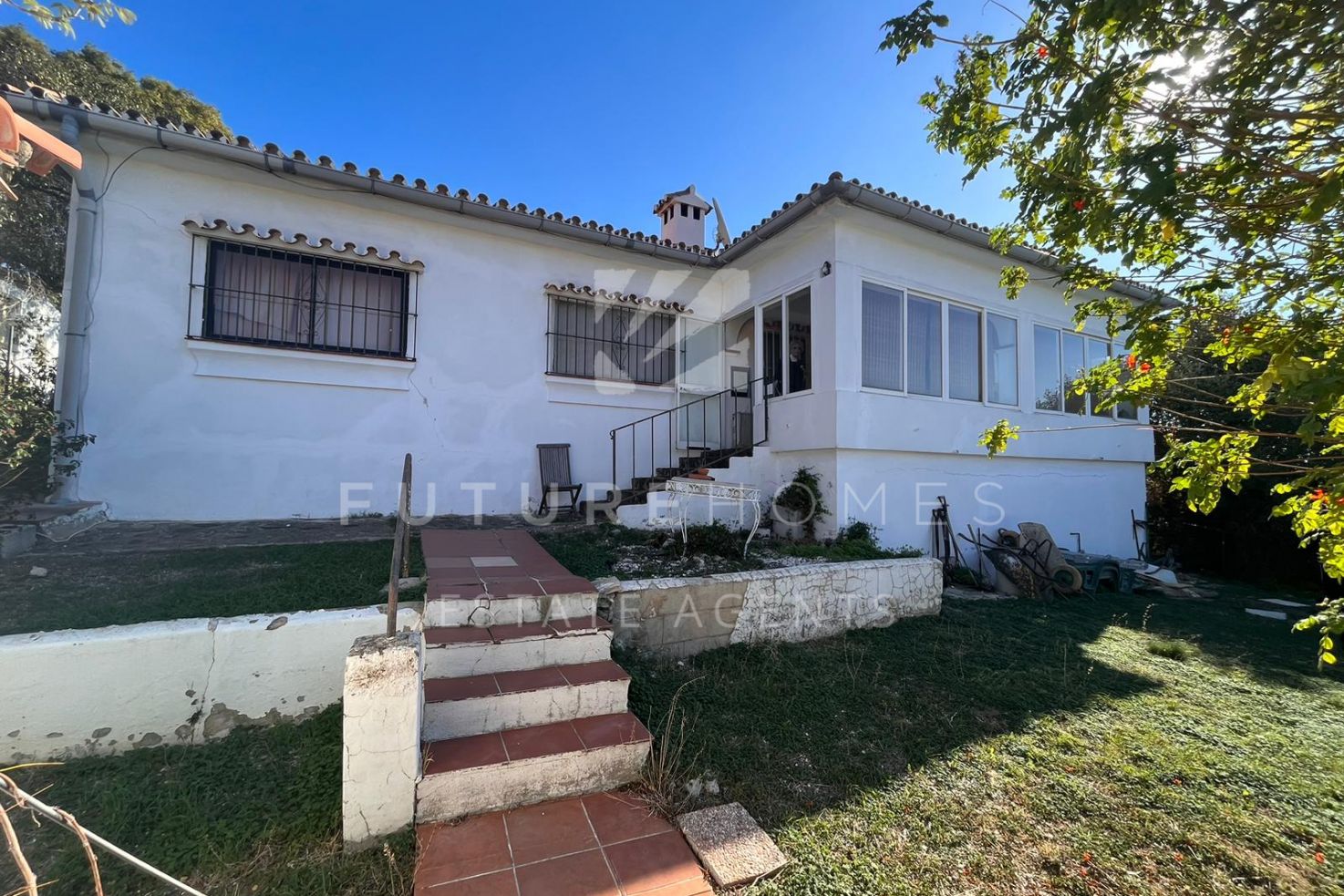INTERESTING PROJECT/INVESTMENT OPPORTUNITY.   Detached villa with generous plot only 5km from Estepona port.