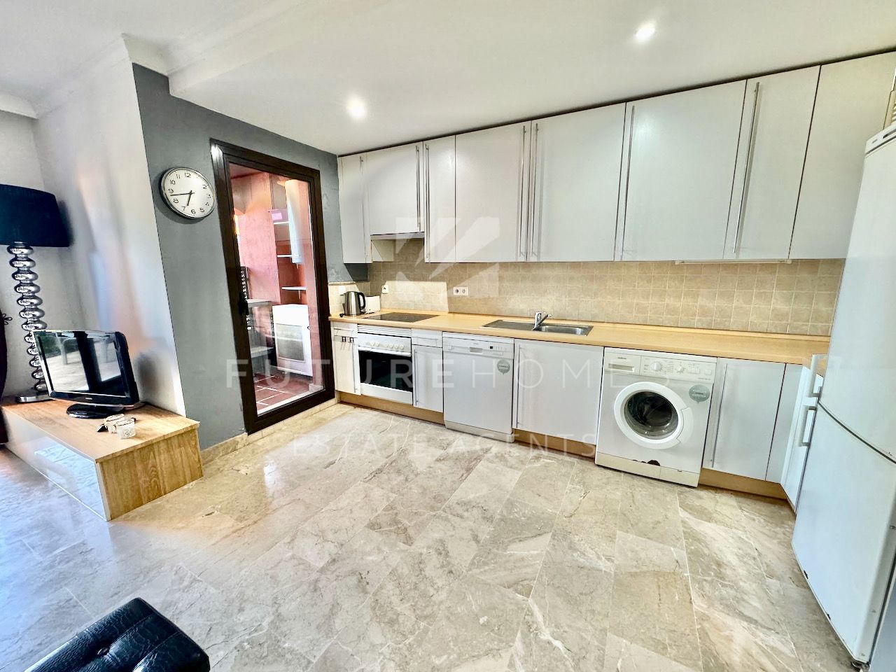 Modern ground floor apartment only 500 metres from the beach with private garden