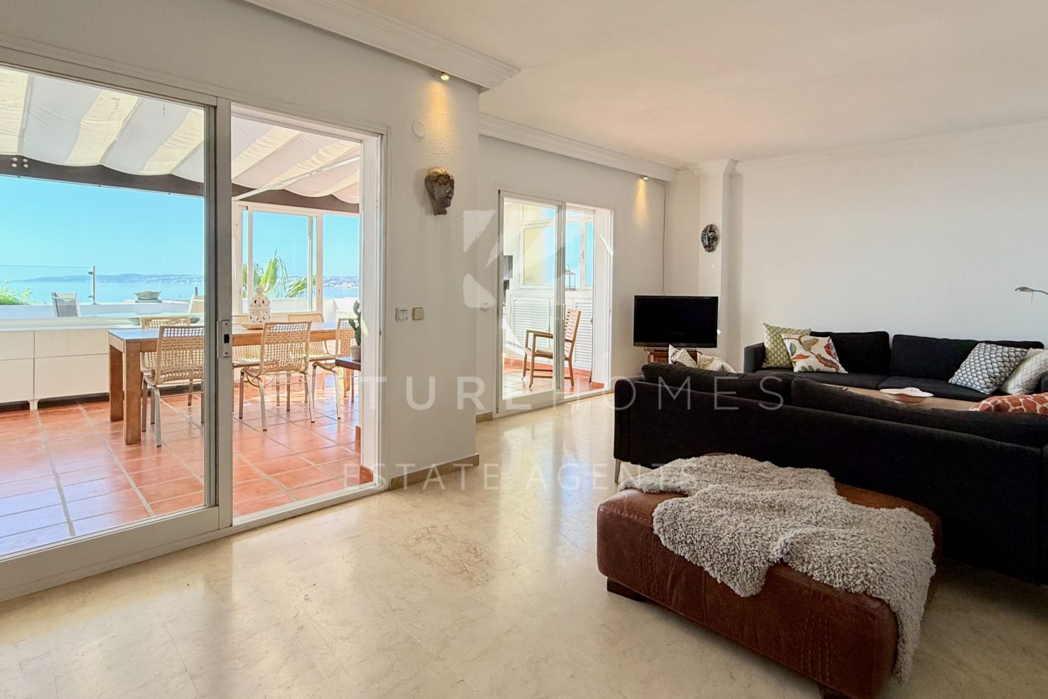 Frontline beach apartment with open sea views overlooking Cristo beach, Estepona