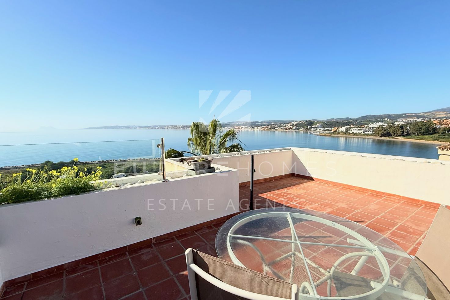 Frontline beach apartment with open sea views overlooking Cristo beach, Estepona