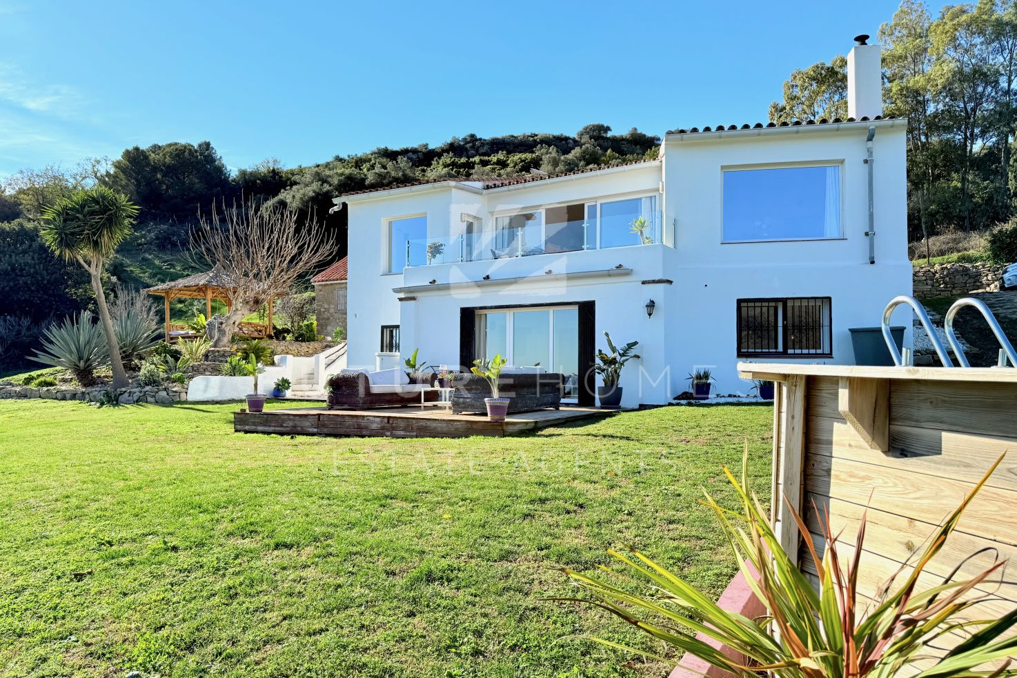 Private country villa for sale in Casares with spectacular country and mountain views!