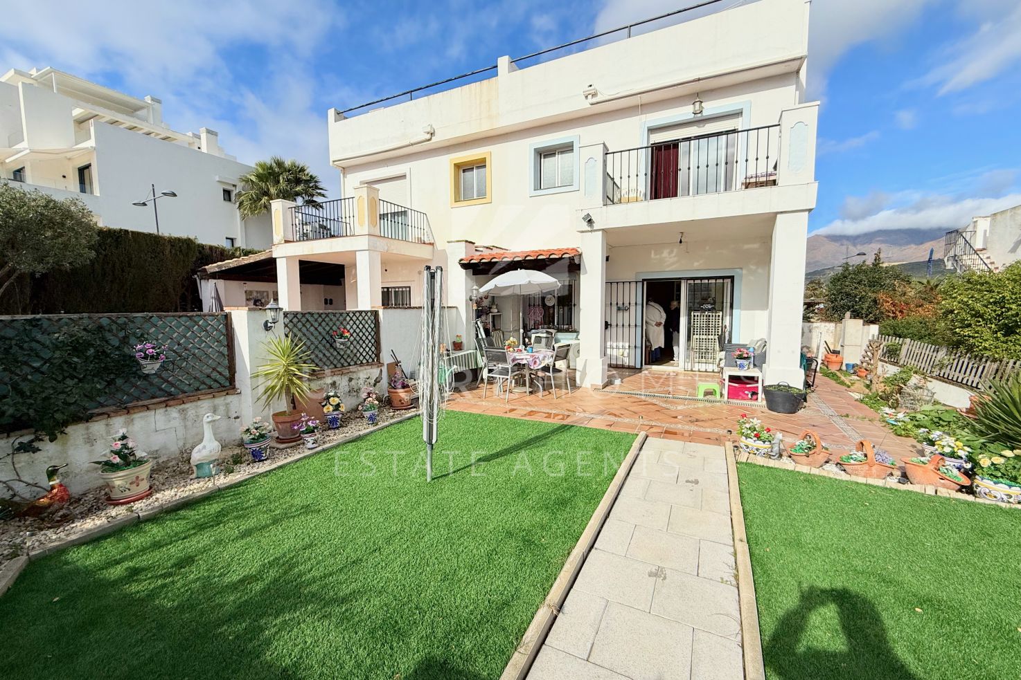 Spacious and bright townhouse for sale in Estepona Golf