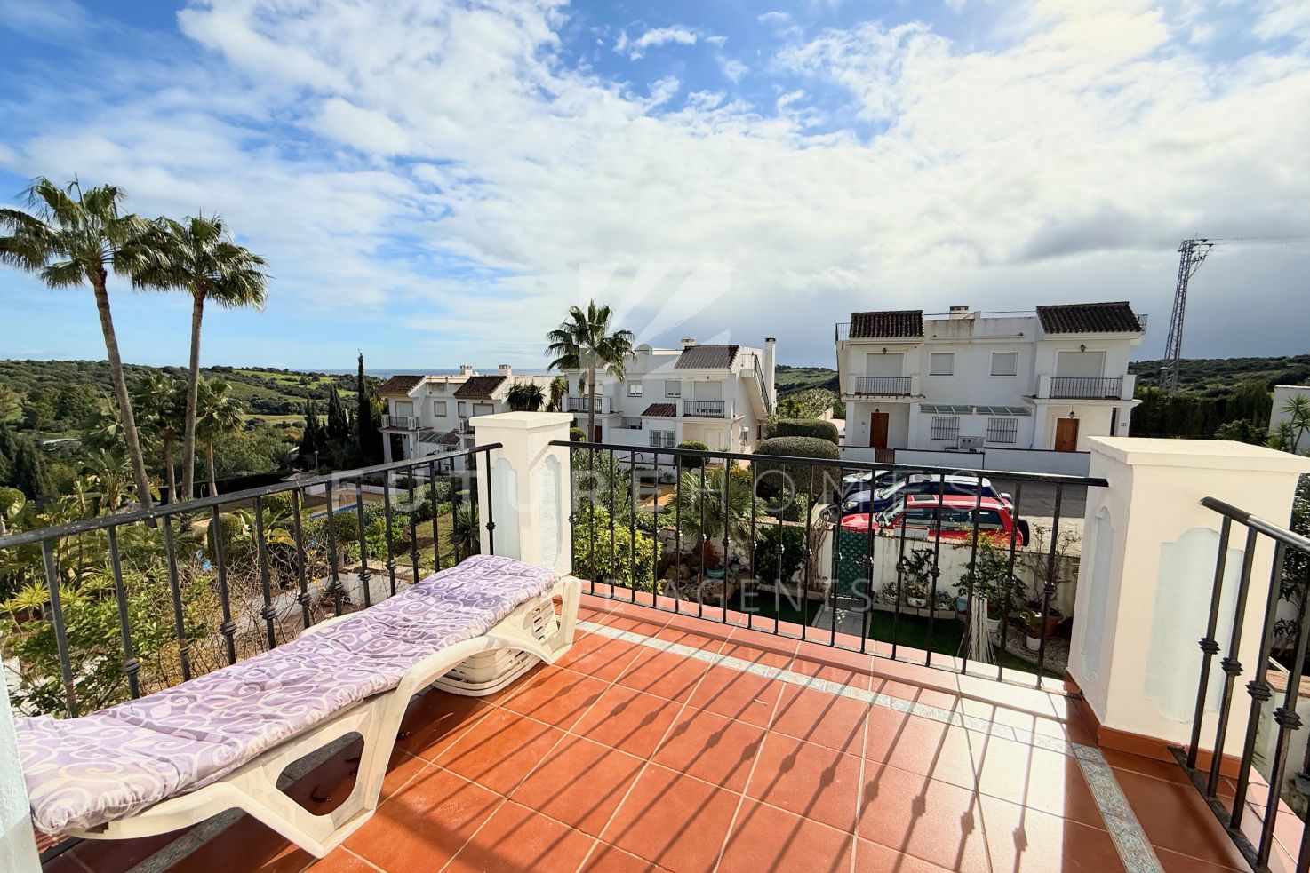 Spacious and bright townhouse for sale in Estepona Golf