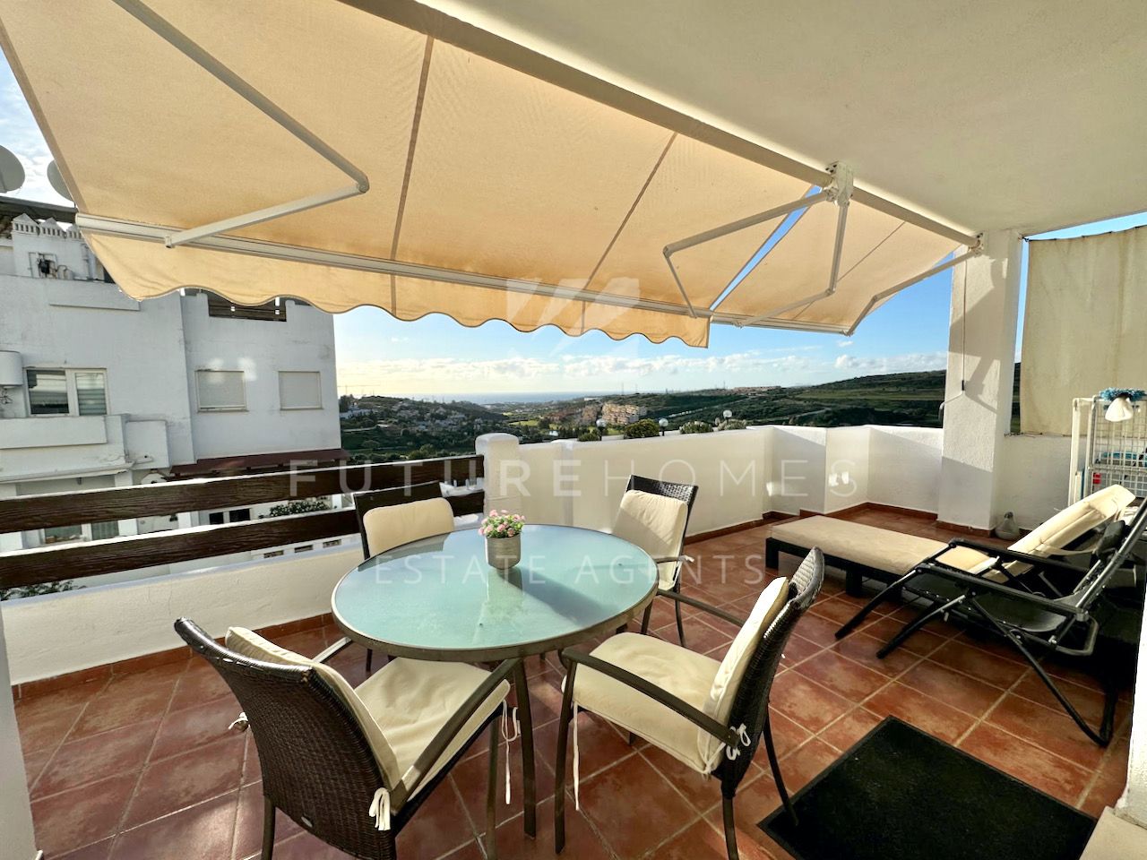 Spacious apartment for sale in Valle Romano with a large private terrace and sea views