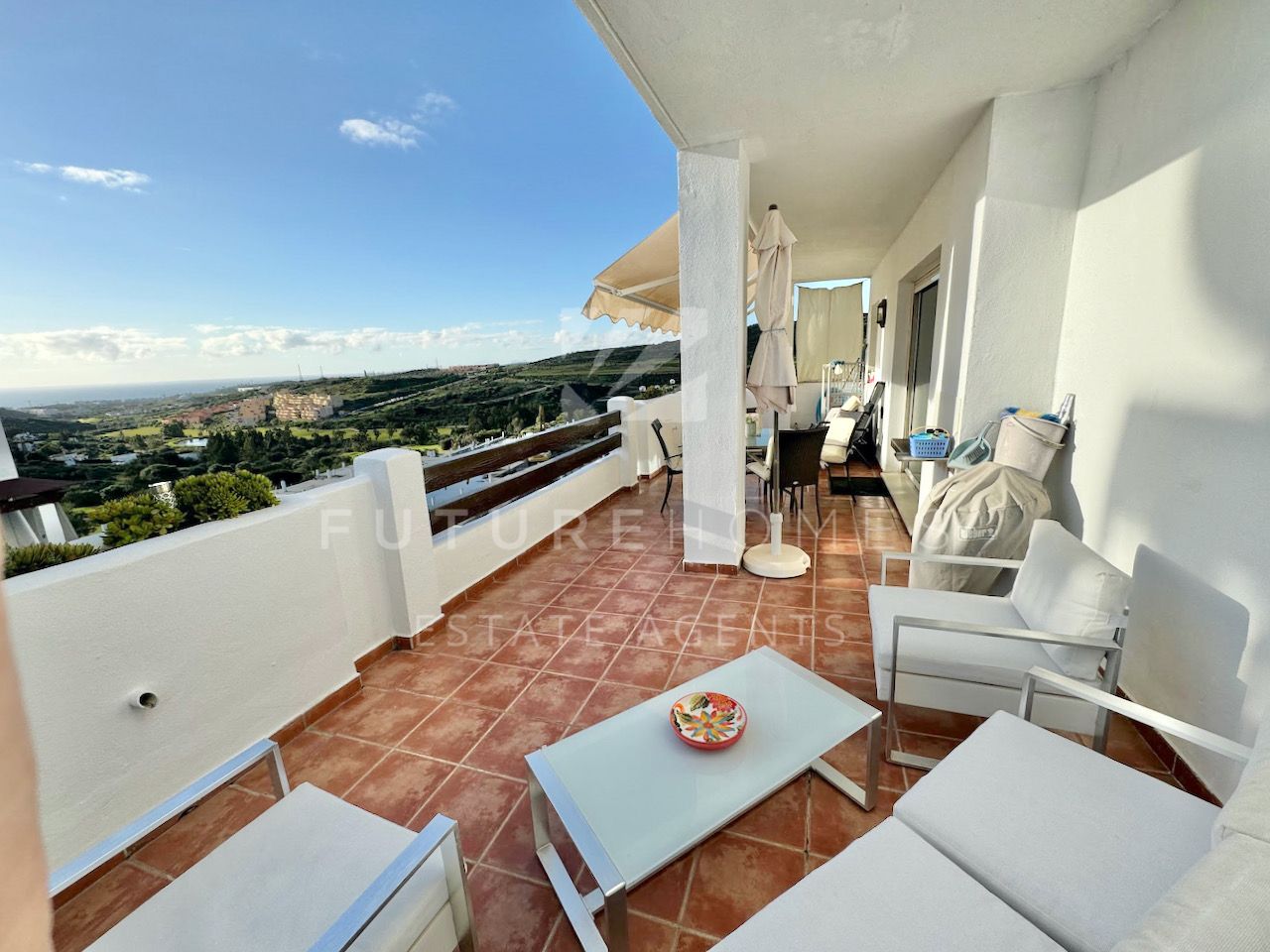 Spacious apartment for sale in Valle Romano with a large private terrace and sea views