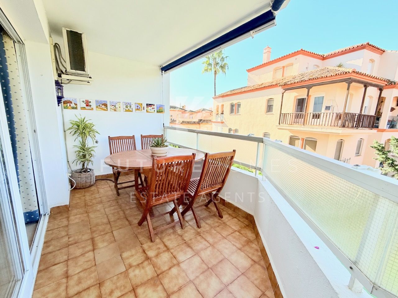 Spacious and bright apartment located in the heart of ESTEPONA PORT