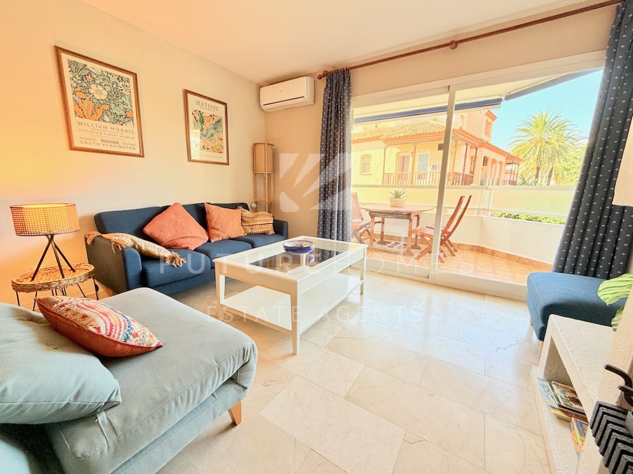 Spacious and bright apartment located in the heart of ESTEPONA PORT