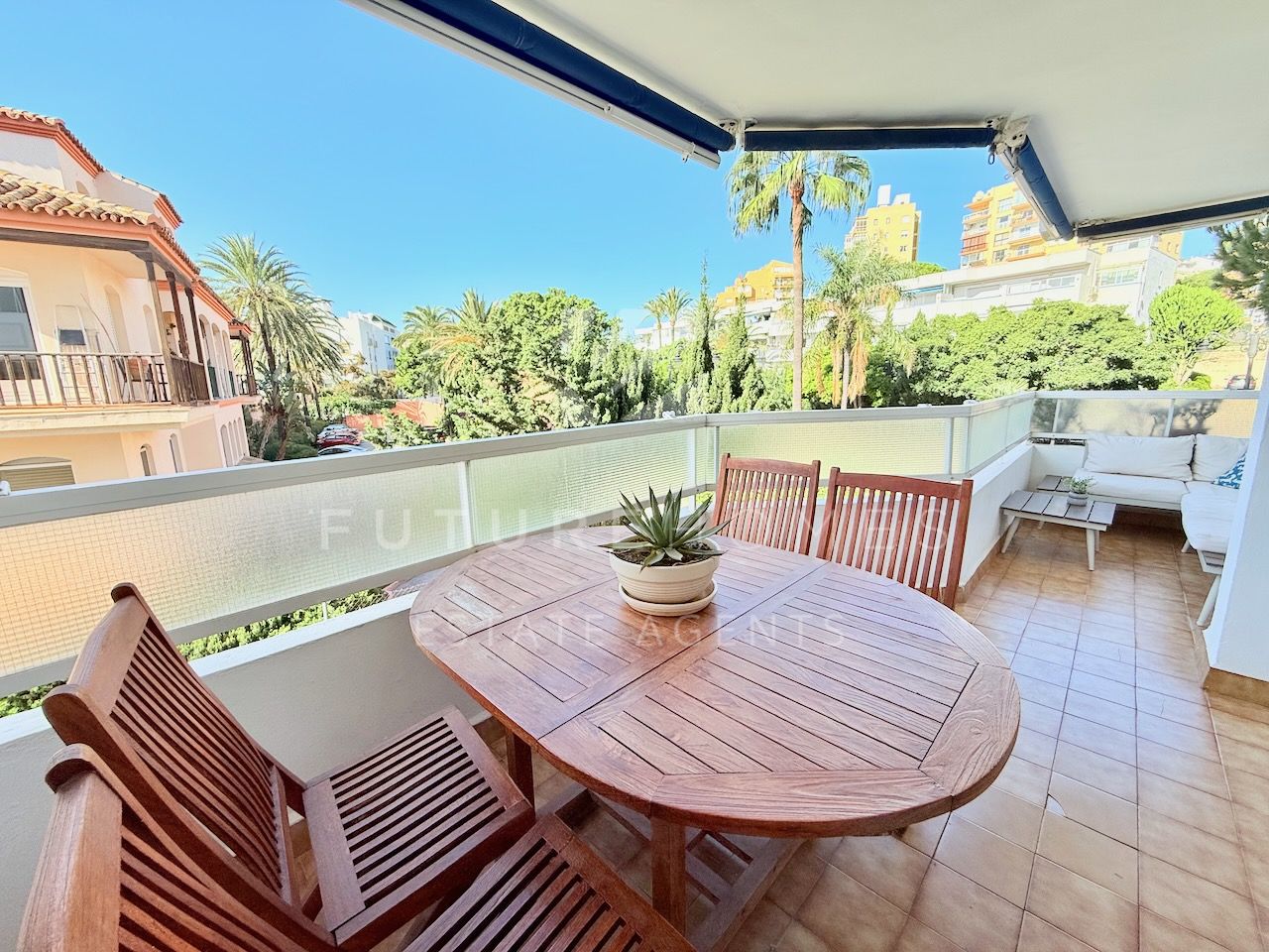 Spacious and bright apartment located in the heart of ESTEPONA PORT