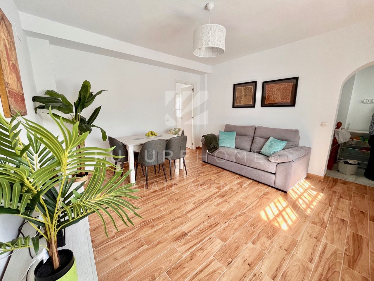 Townhouse for sale in the heart of Estepona old town with business premises included! 