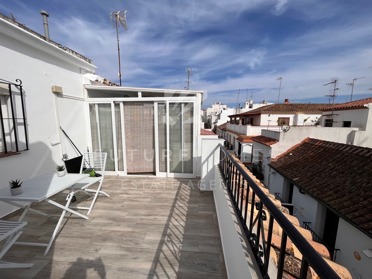 Townhouse for sale in the heart of Estepona old town with business premises included! 