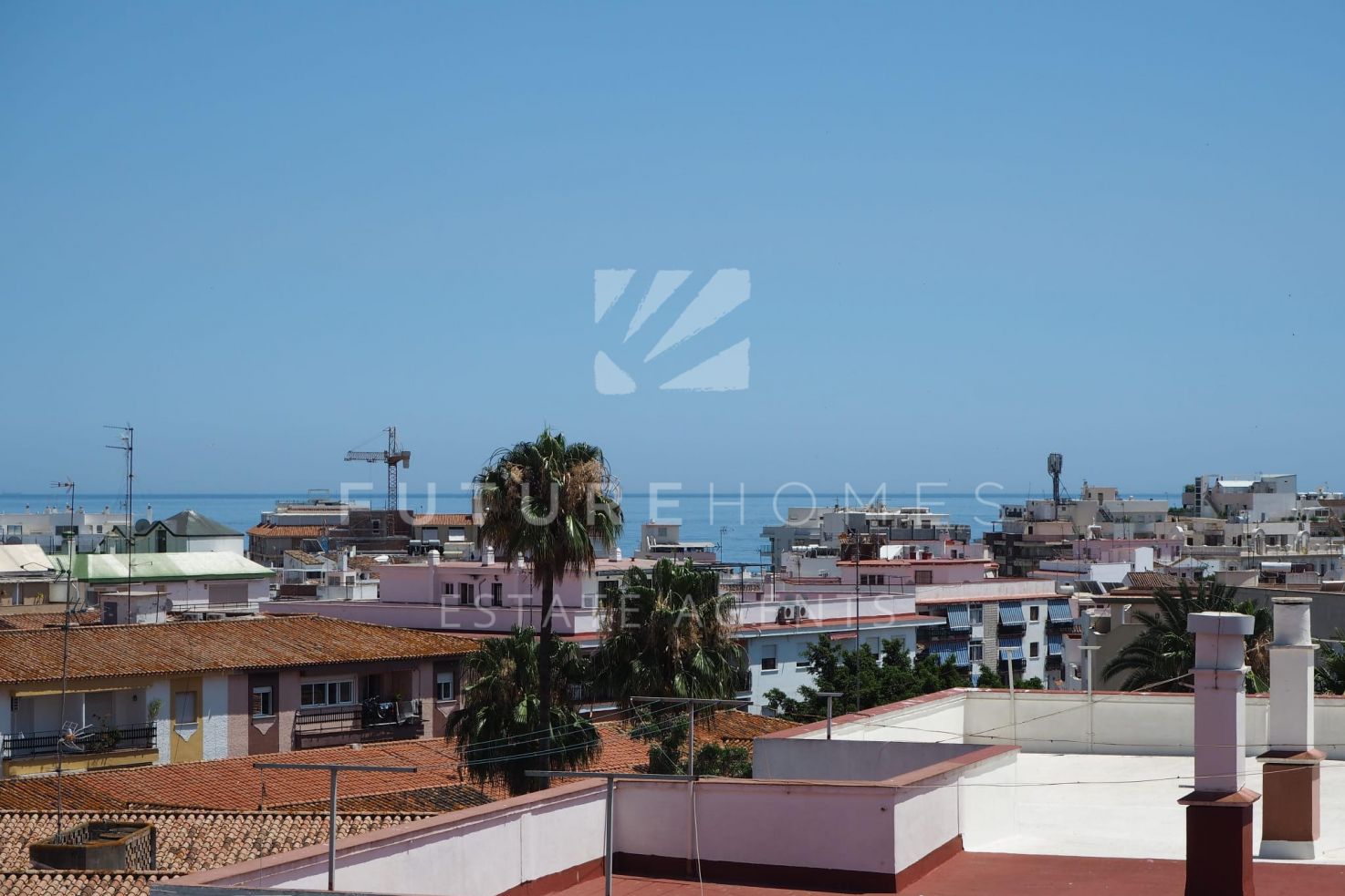 Renovated top floor apartment in Estepona Old Town next to the orchid park