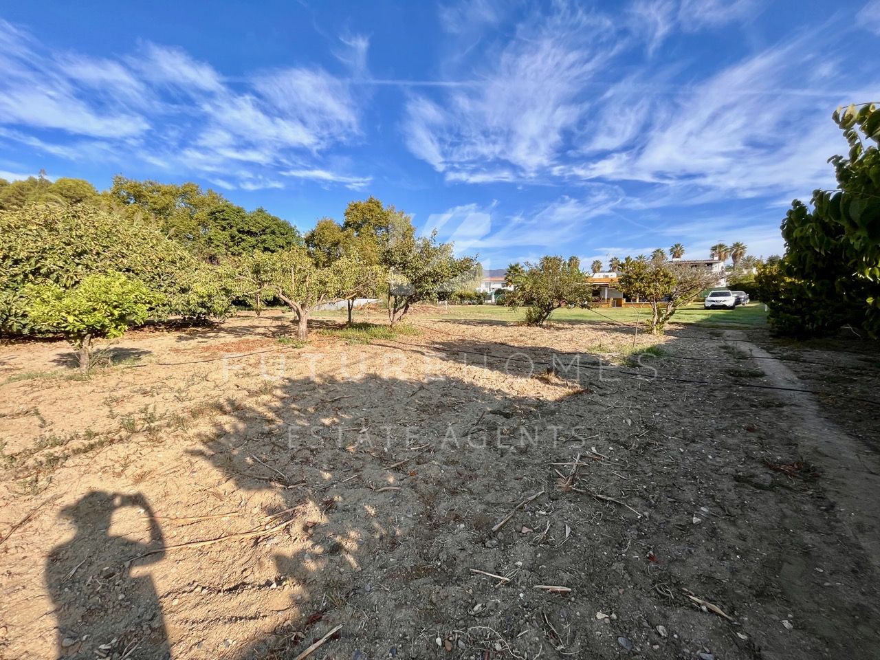 Unique opportunity to purchase large rustic flat plot only 600 metres from the beach with excellent access.