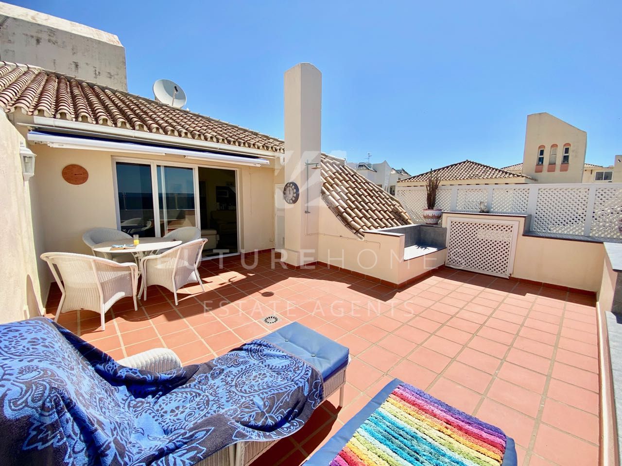 Fantastic frontline beach penthouse duplex with incredible sea views in Estepona