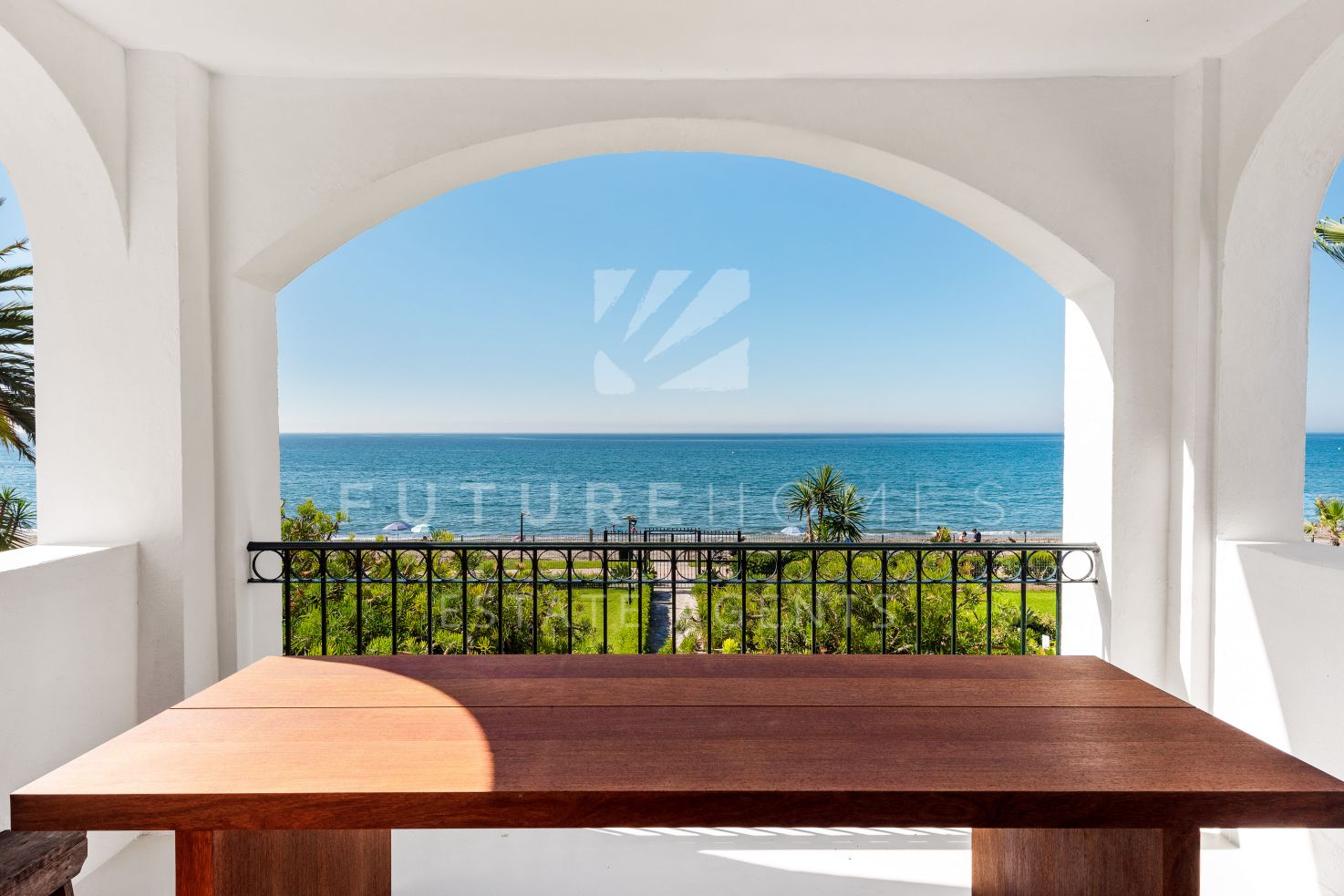 Frontline beach apartment for sale in Estepona - Fully renovated! 
