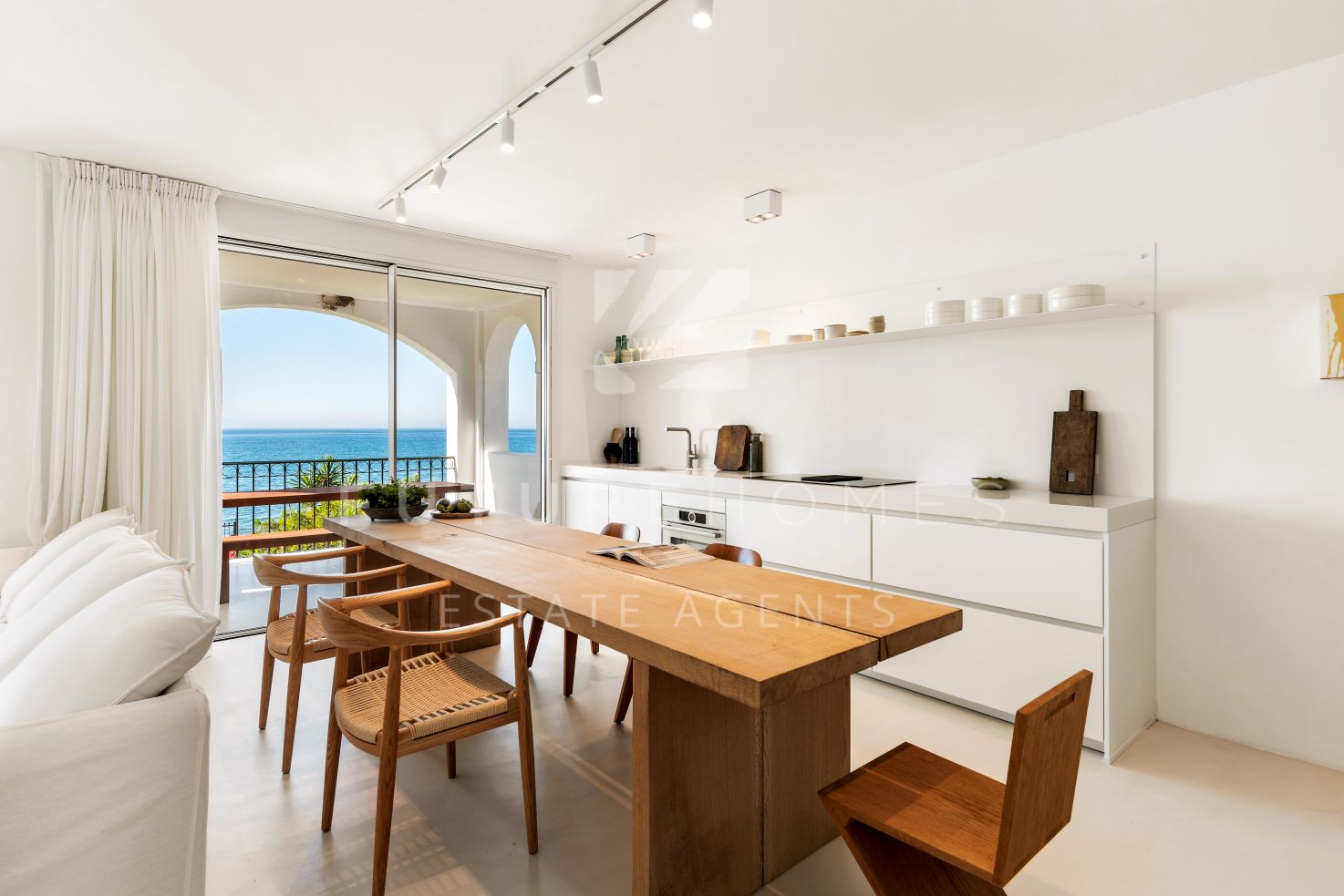 Frontline beach apartment for sale in Estepona - Fully renovated! 