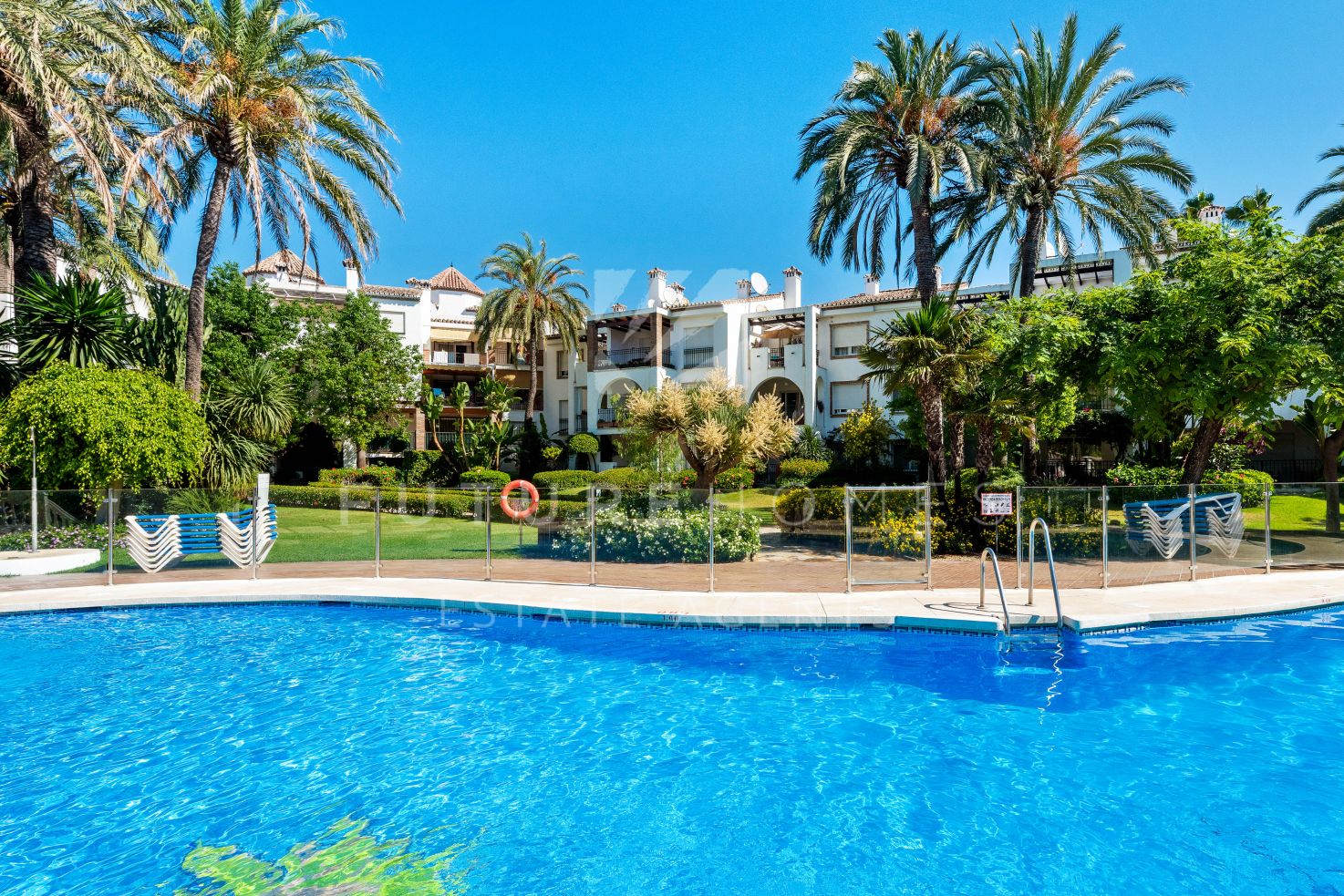Frontline beach apartment for sale in Estepona - Fully renovated! 