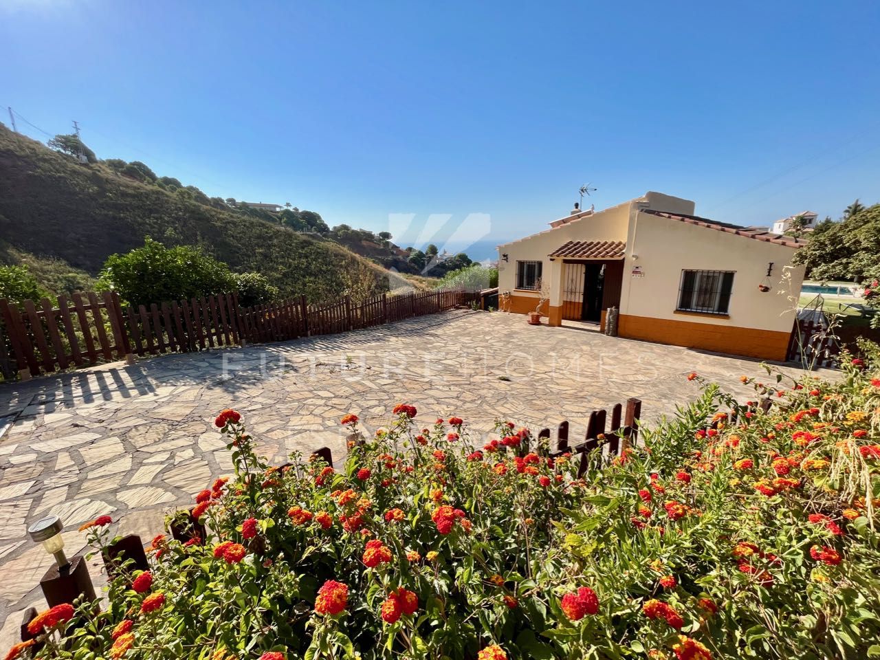 Well priced country villa located in the popular area of Los Reales in Estepona with country and sea views