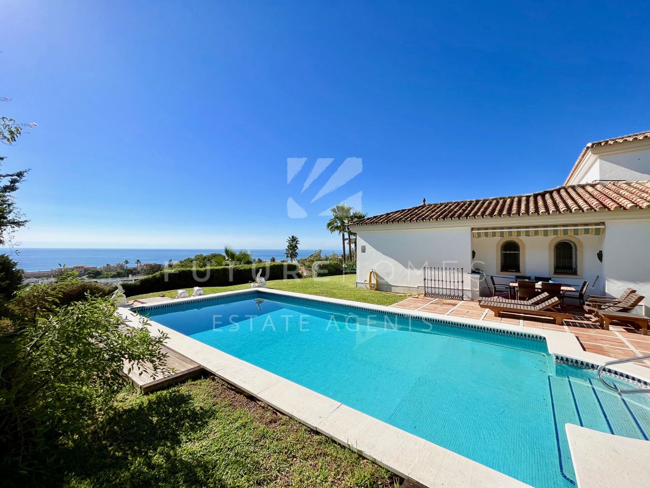 Impresionante villa independiente cerca de Estepona con maravillosas vistas al mar.