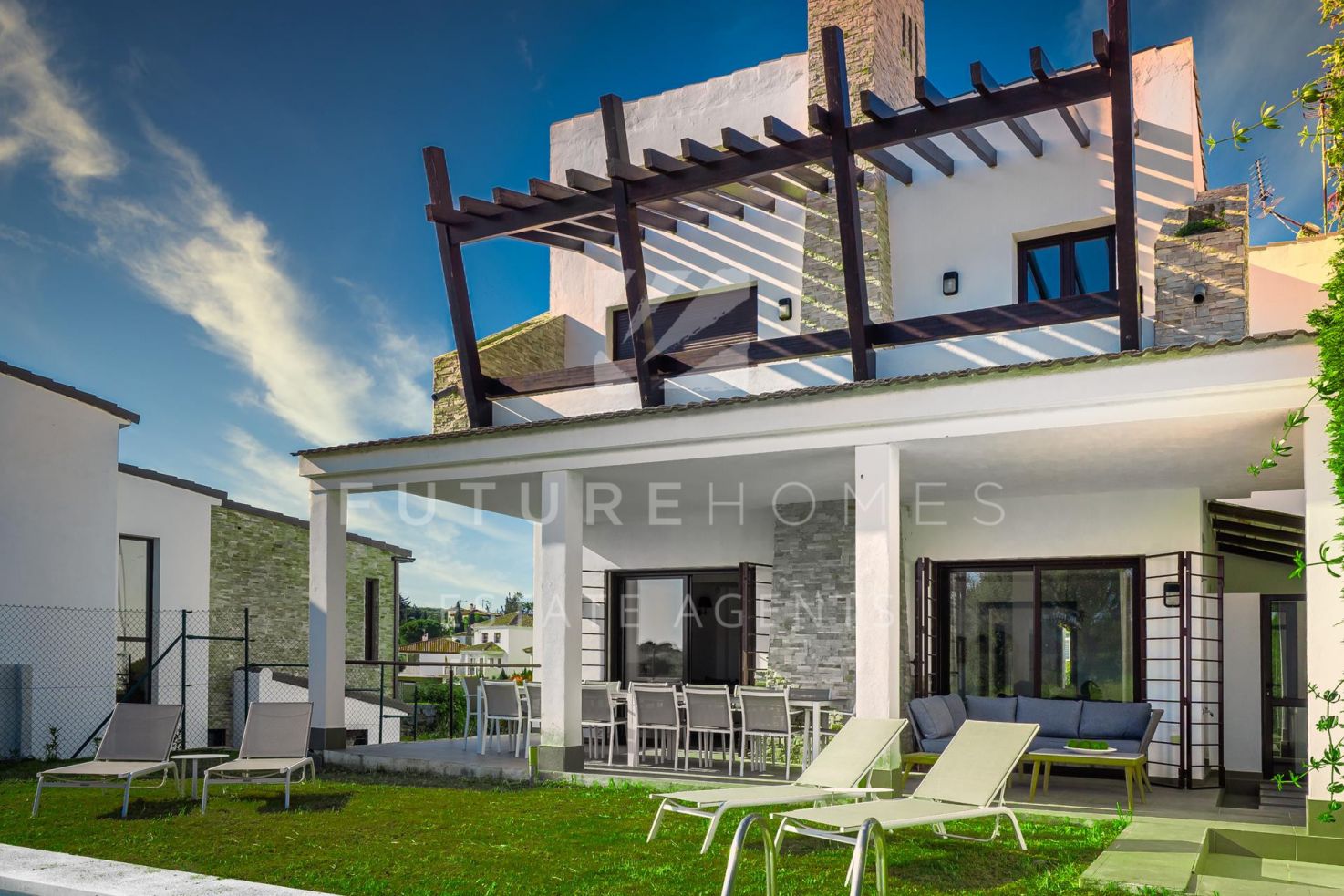 Se vende preciosa villa pareada en Estepona en primera línea del campo de golf  'Valle Romano'' 