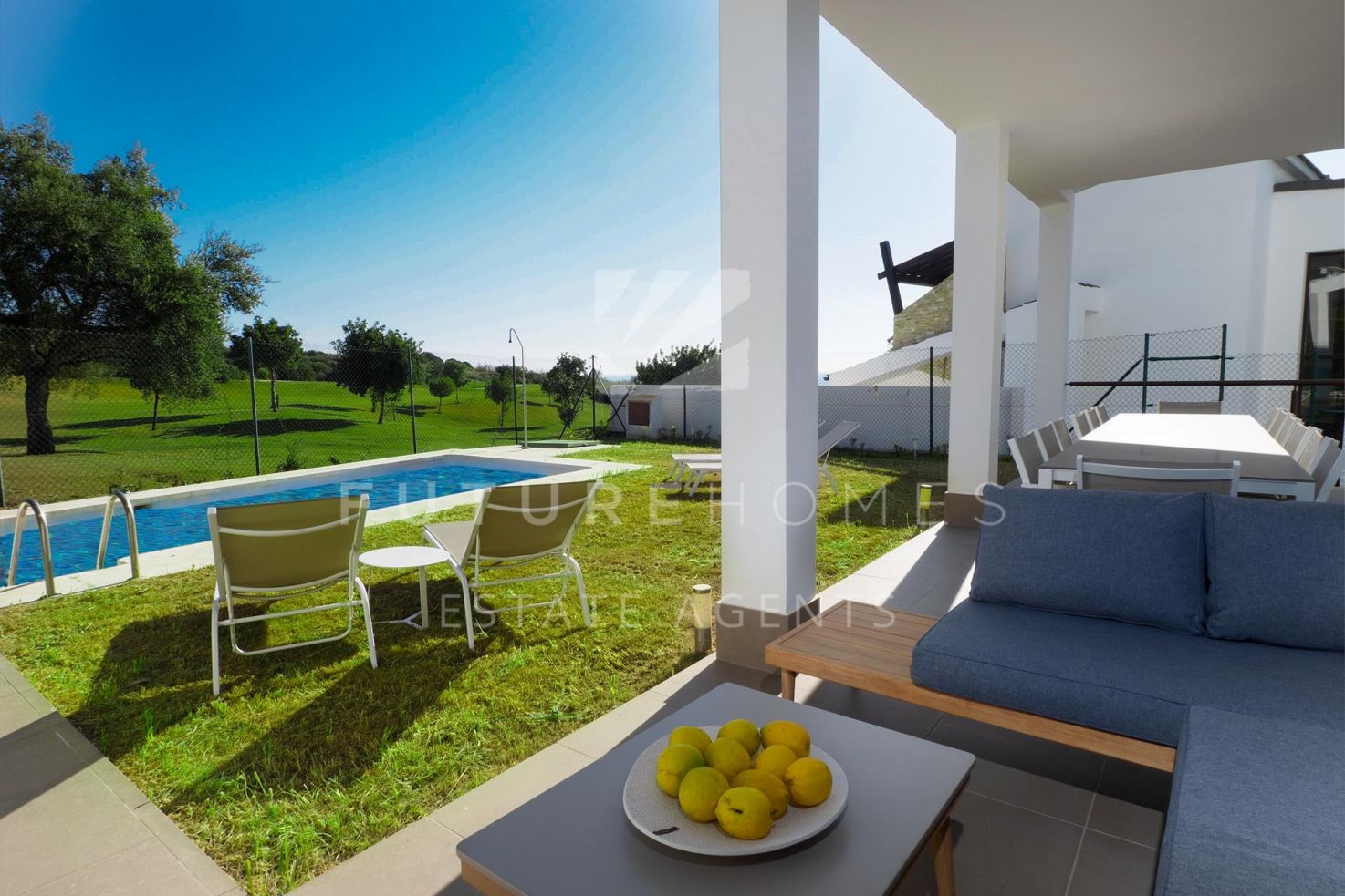 Frontline golf, semi-detached villa for sale in Estepona in immaculate condition! 