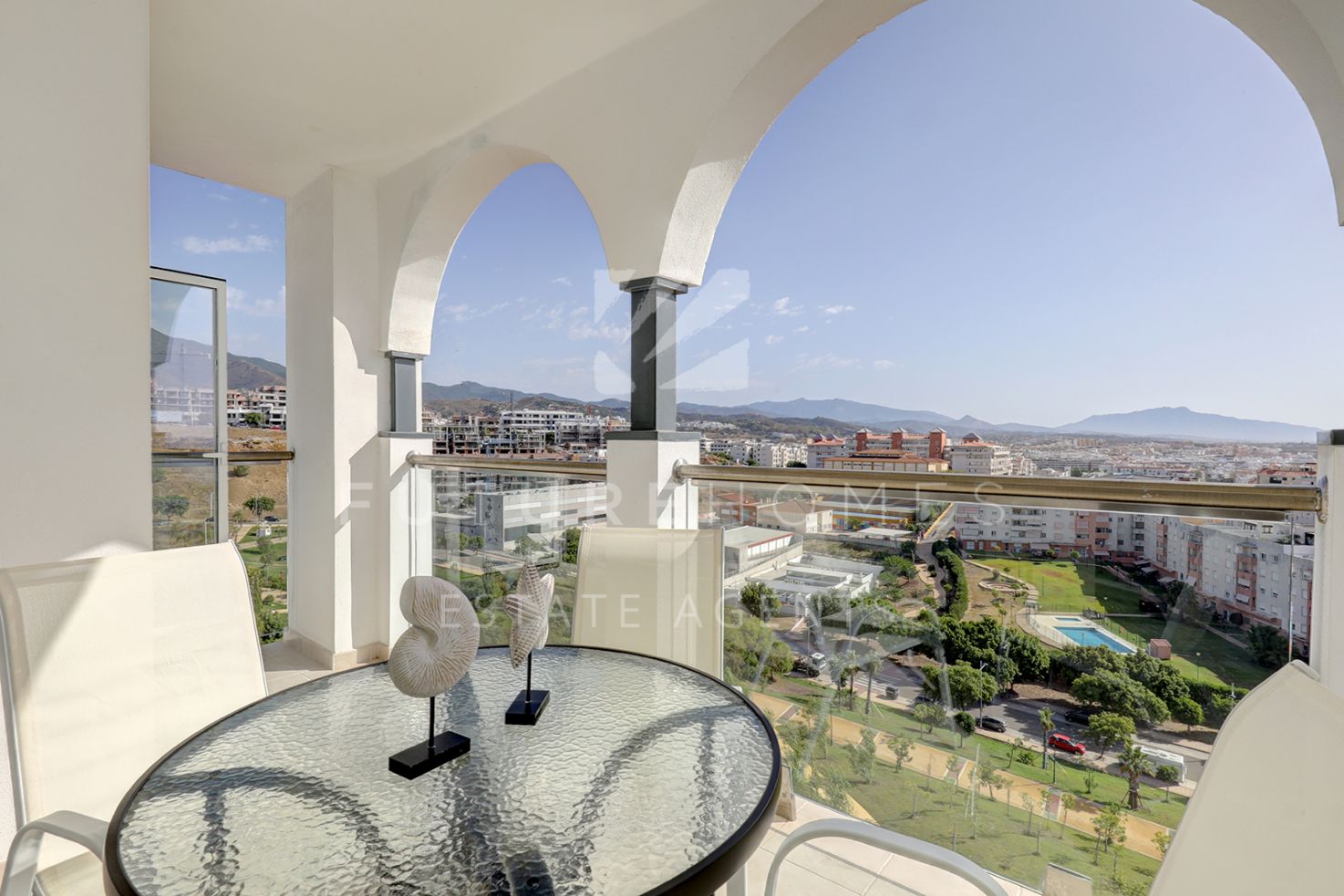 Amplio apartamento con super vistas en el puerto de Estepona