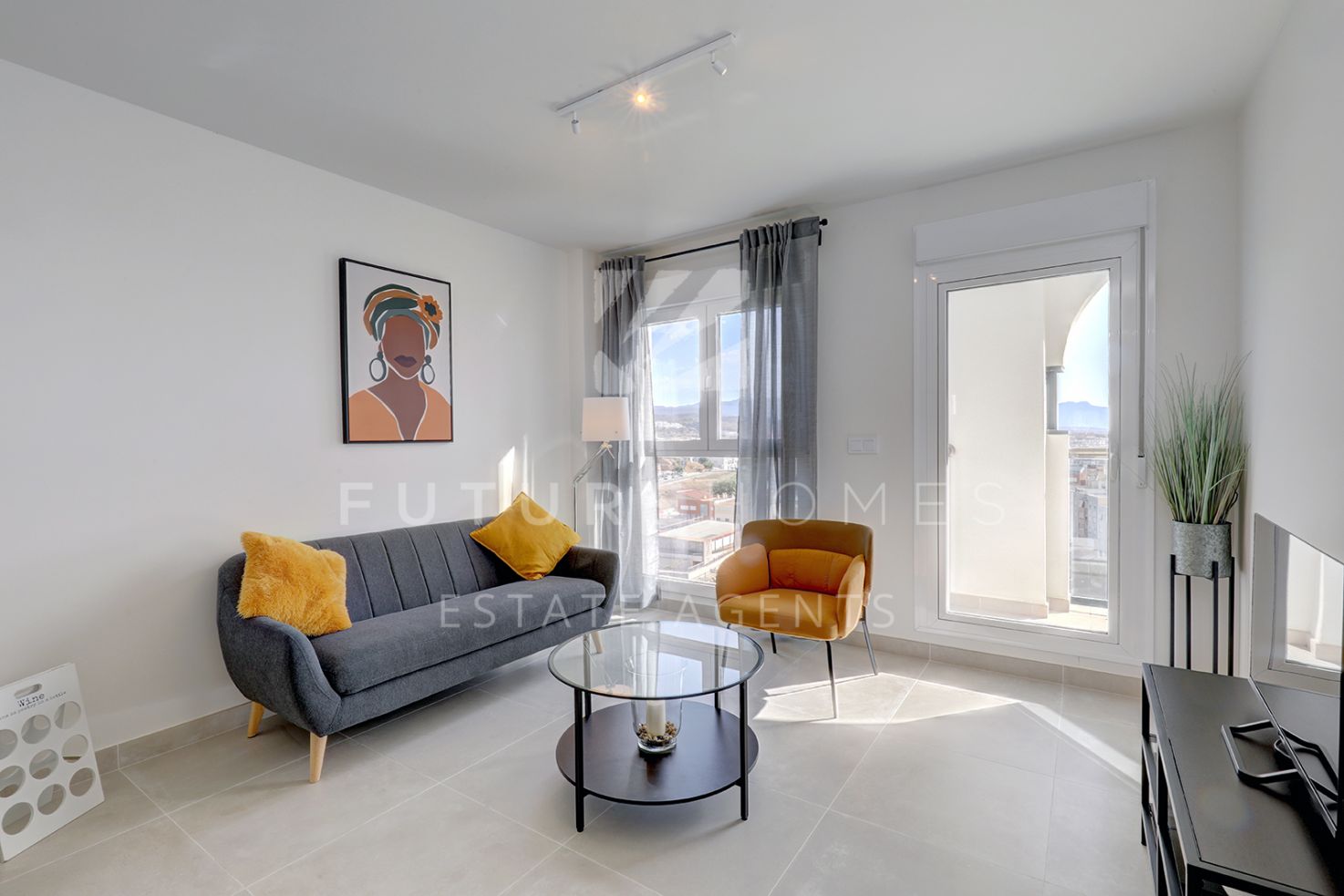Spacious and immaculate apartment with super views in the heart of Estepona port