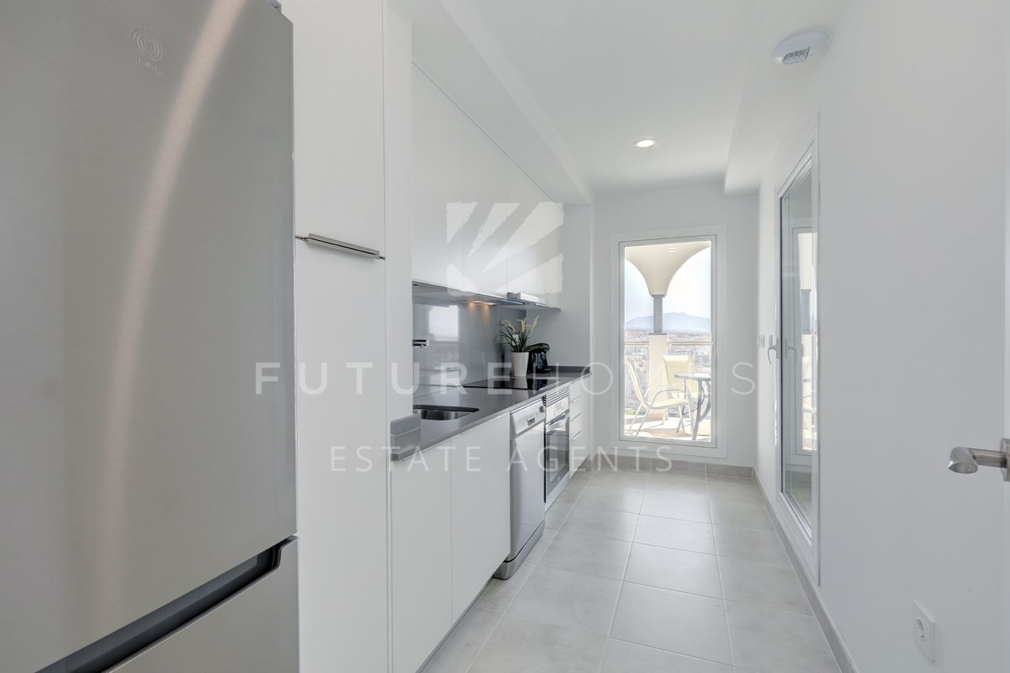 Spacious and immaculate apartment with super views in the heart of Estepona port