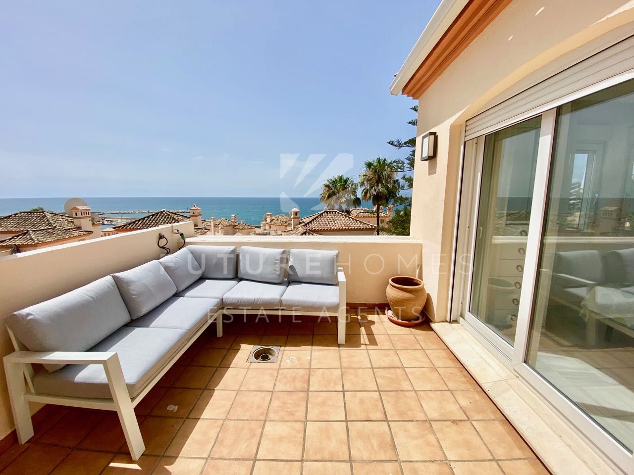 Penthouse for sale in Belgravia Club Estepona with sea views