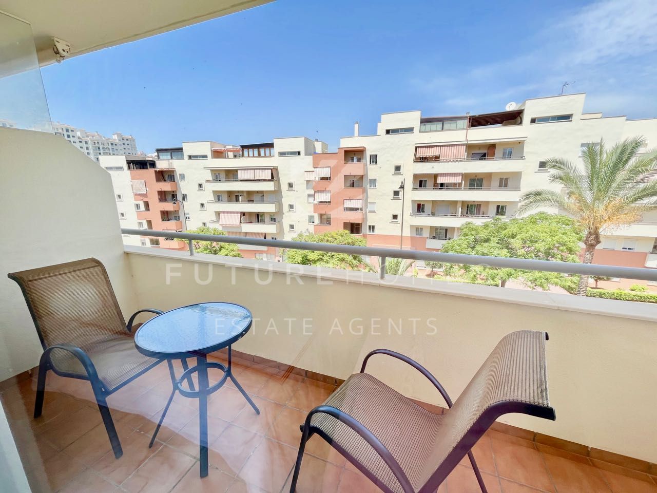 Spacious apartment in excellent condition near Estepona port and town centre