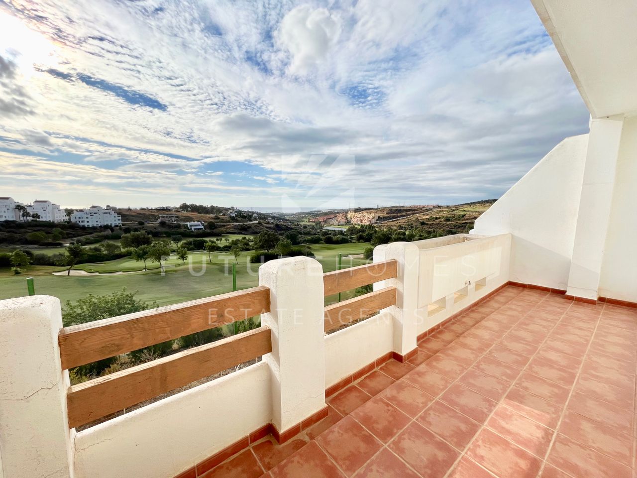 Apartamento en primera linea de golf con vistas al mar en Valle Romano Estepona