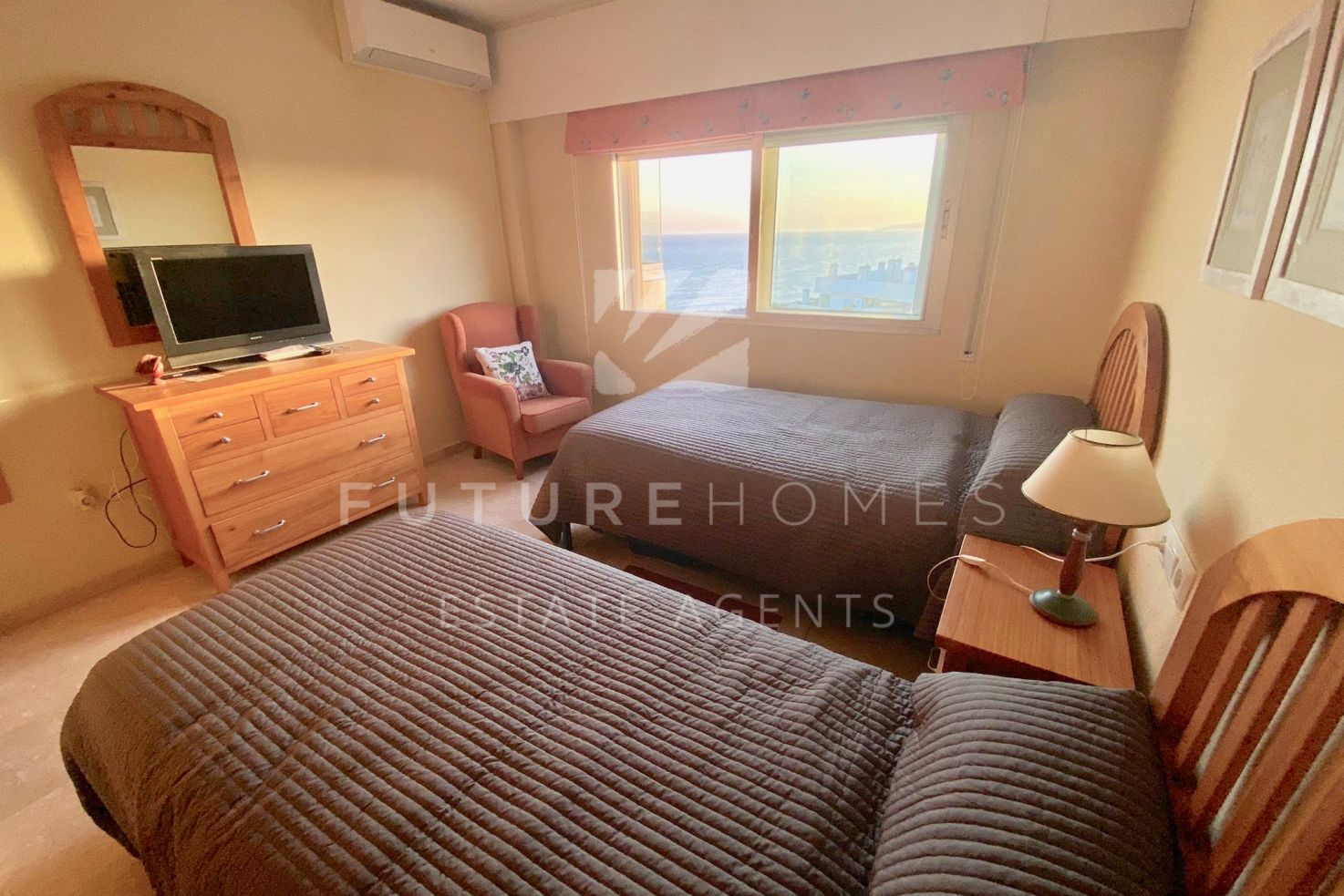 Fantastico apartamento de dos dormitorios en el Puerto de Estepona  con super vistas al mar!