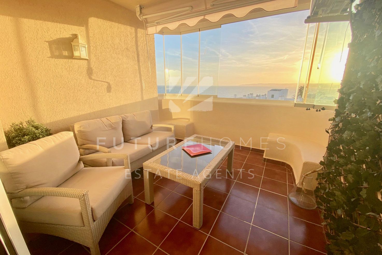 Super 2 bedroom apartment in Estepona port with sea views!