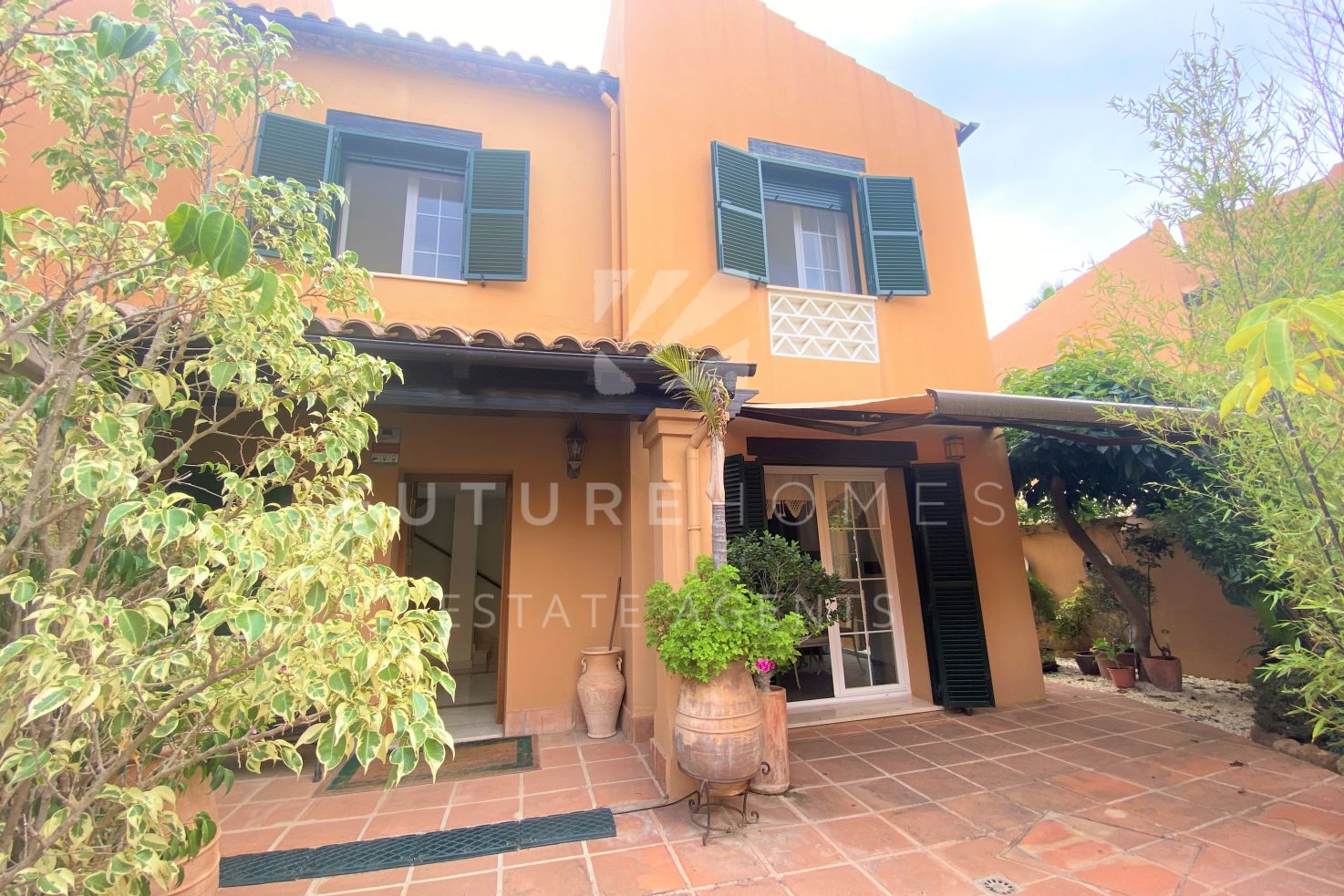 Beautiful semi-detached house with excellent sea views in Seghers Estepona!