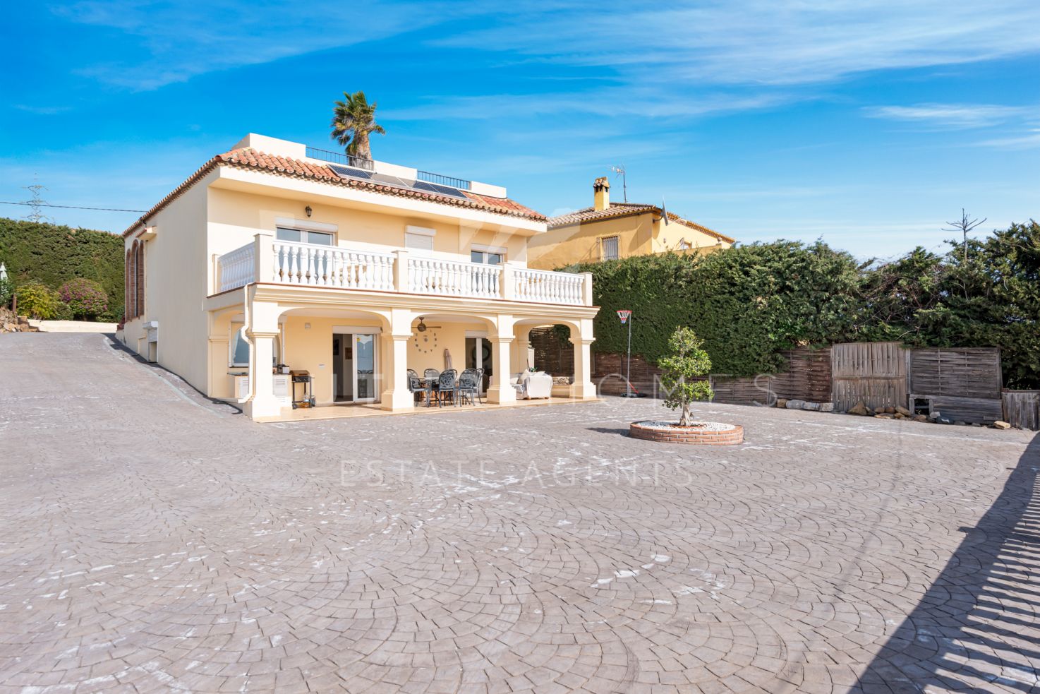 Spacious family villa on a large plot only 2 km from the beach in Estepona!