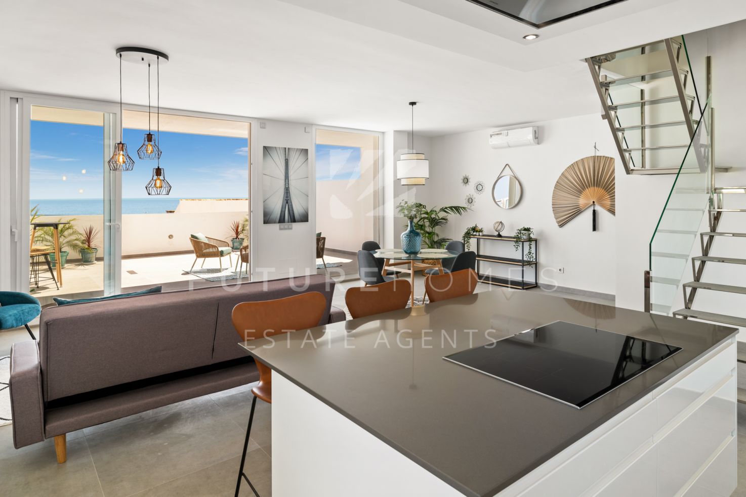 FRONT LINE BEACH: Beautiful duplex penthouse apartment with fantastic sea views!