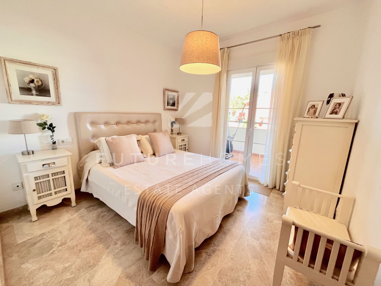 ESTEPONA PORT - Very spacious apartment with 4 bedrooms and underground parking. 