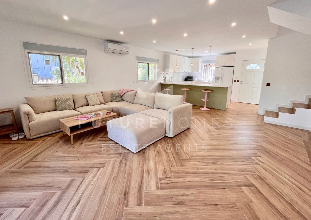 Immaculate corner townhouse recently renovated to a high standard. Private garden and super communal facilities.
