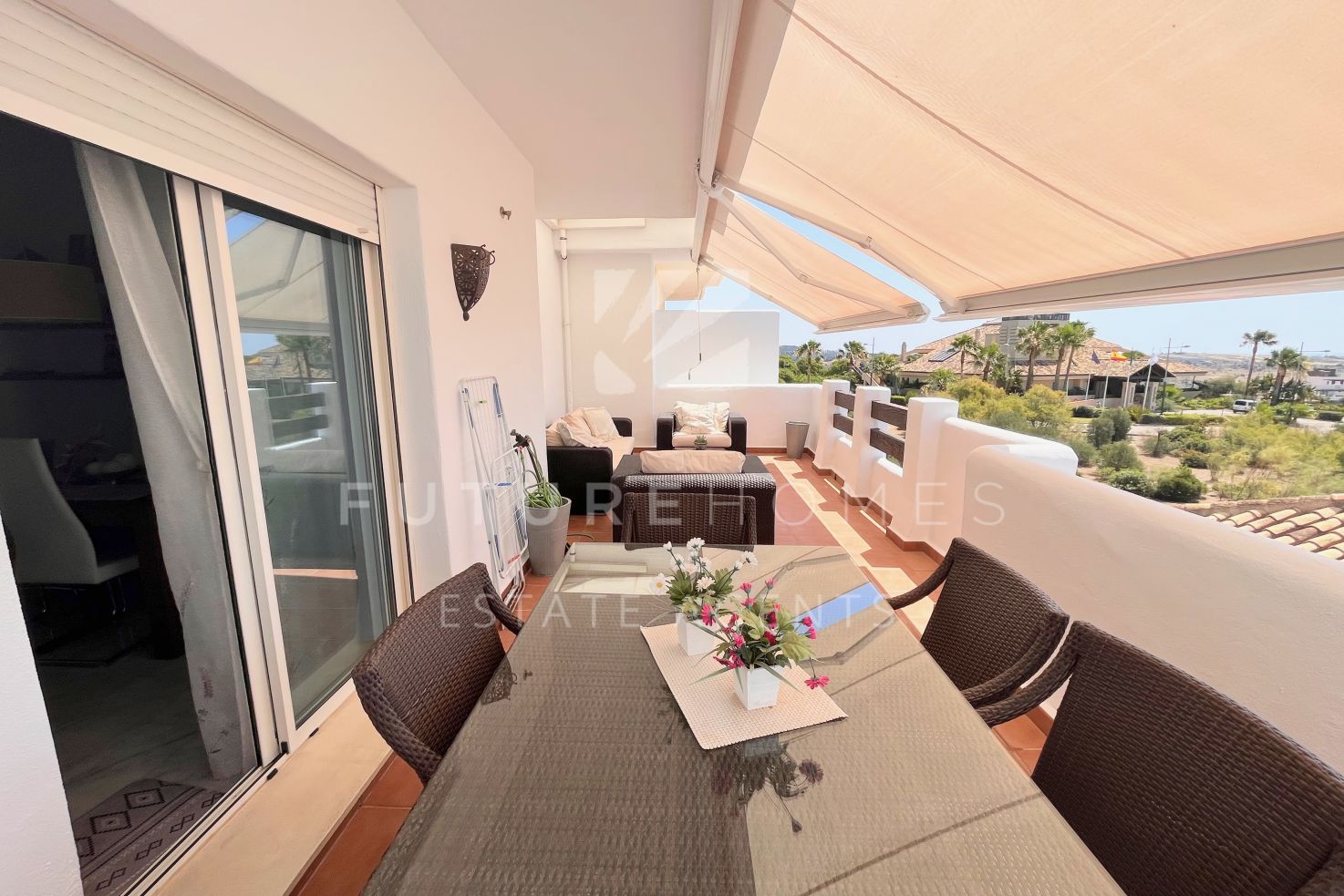 Amplio apartamento en Valle Romano con gran terraza y vistas abiertas al campo de golf y al mar