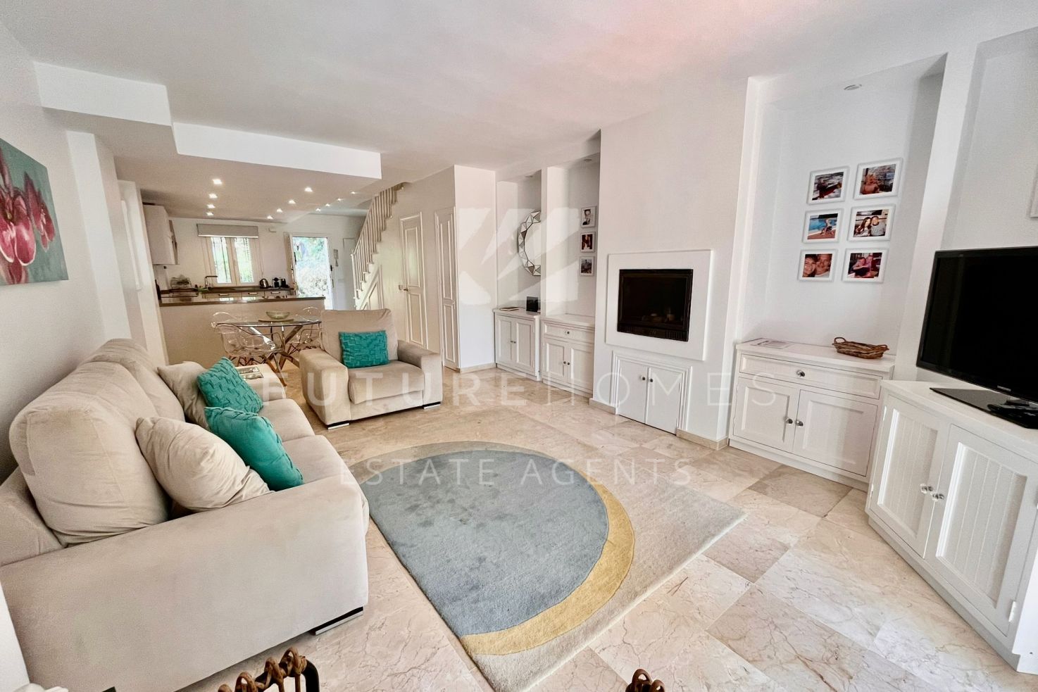¡Ubicación, ubicación, ubicación! ¡Impecable casa adosada en venta al lado de la playa y la senda litoral en Estepona!